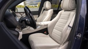 GLE 400e 4MATIC PHEV 4 Ghế da màu Catalana Beige/Black trong cabin GLE 400e cao cấp.