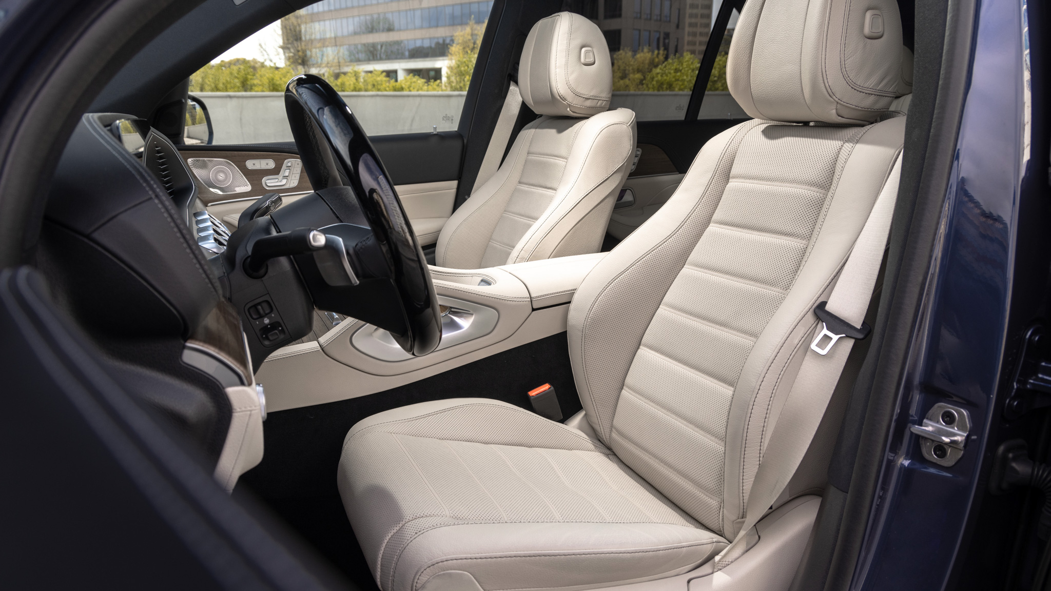 GLE 400e 4MATIC PHEV 20 Ghế da màu Catalana Beige/Black trong cabin GLE 400e cao cấp.