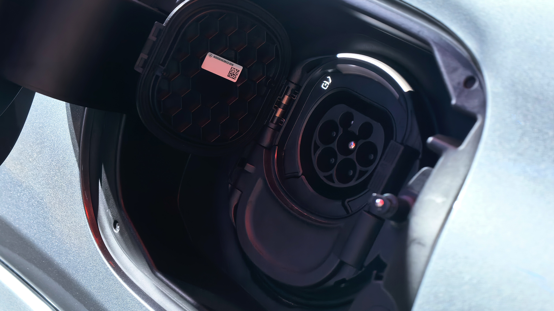 GLE 400e 4MATIC PHEV 25 Hệ thống pin dung lượng lớn 30kWh nằm dưới sàn xe Mercedes GLE 400e, giúp xe chạy điện thuần gần 100km.