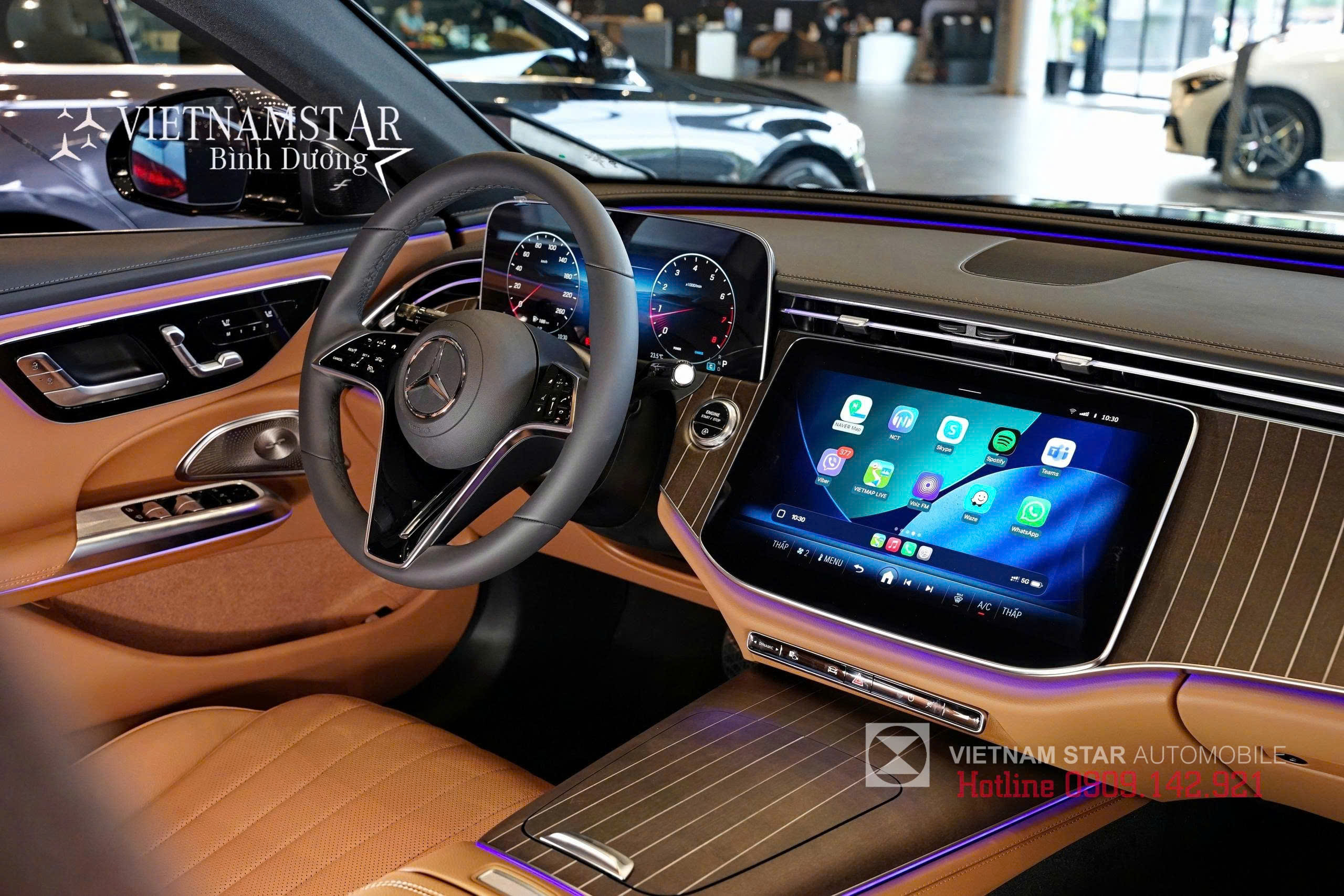 E200 Exclusive All New Màu Trắng Nội Thất Nâu 18 Khoang lái E200 Exclusive với da Nappa và ốp gỗ phong màu nâu vân mở open-pore.