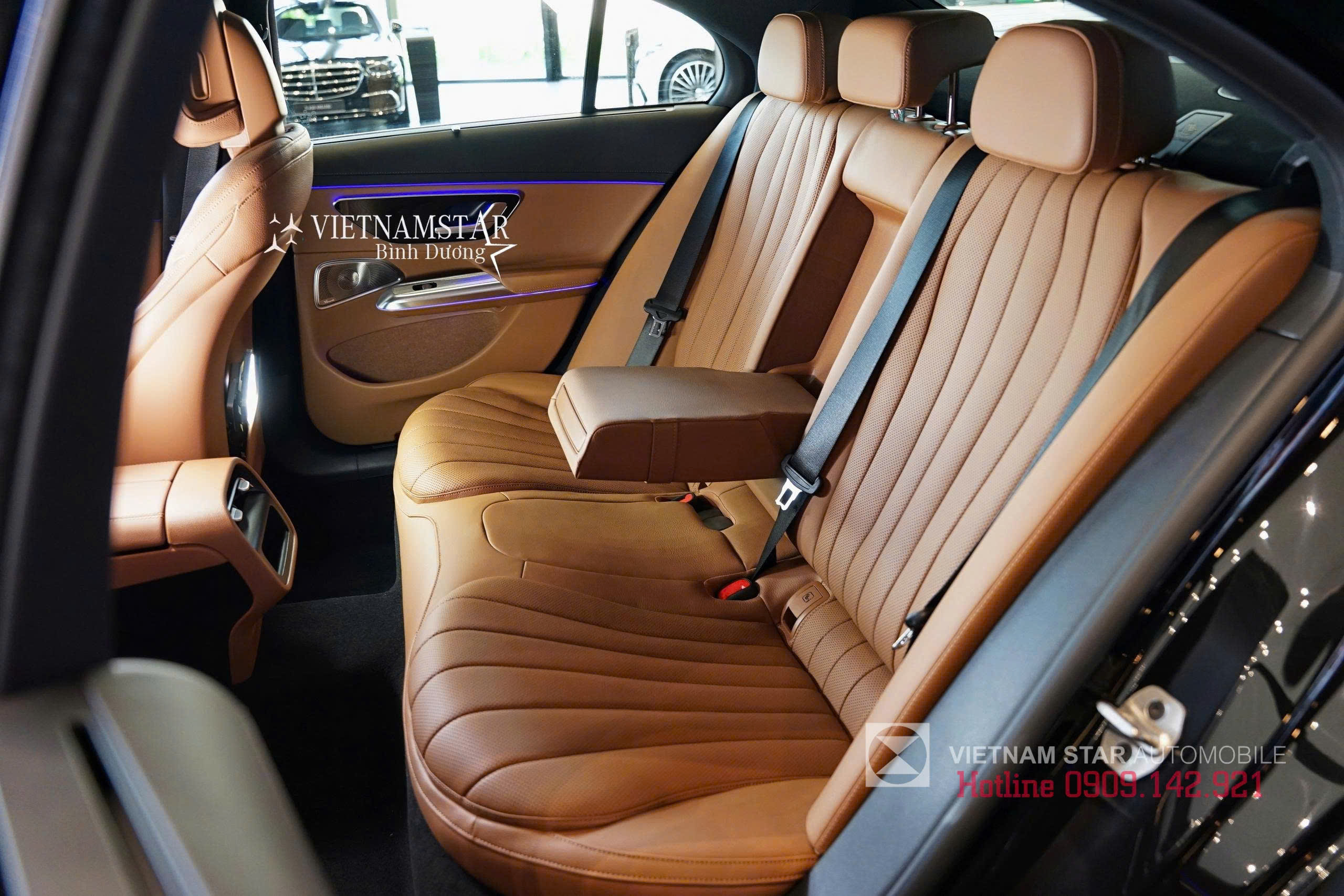 E 200 Exclusive Class All New 2025 30 hàng ghế sau mercedes e 200 exclusive all new 2025 rộng rãi tiện nghi với rèm che nắng điện
