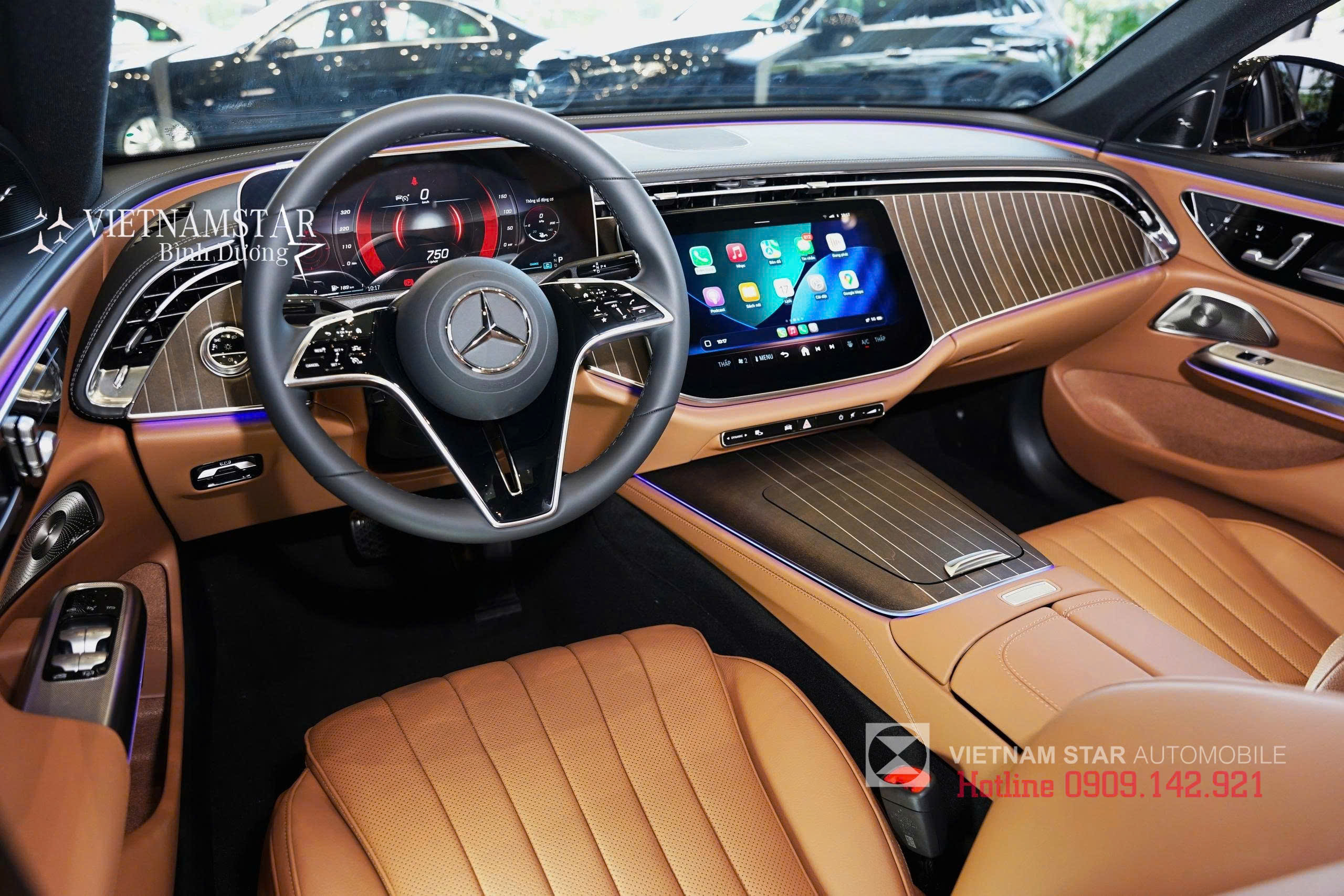 E200 Exclusive All New Màu Trắng Nội Thất Nâu 24 Cận cảnh các nút bấm điều khiển cảm ứng trên vô lăng E200 Exclusive.