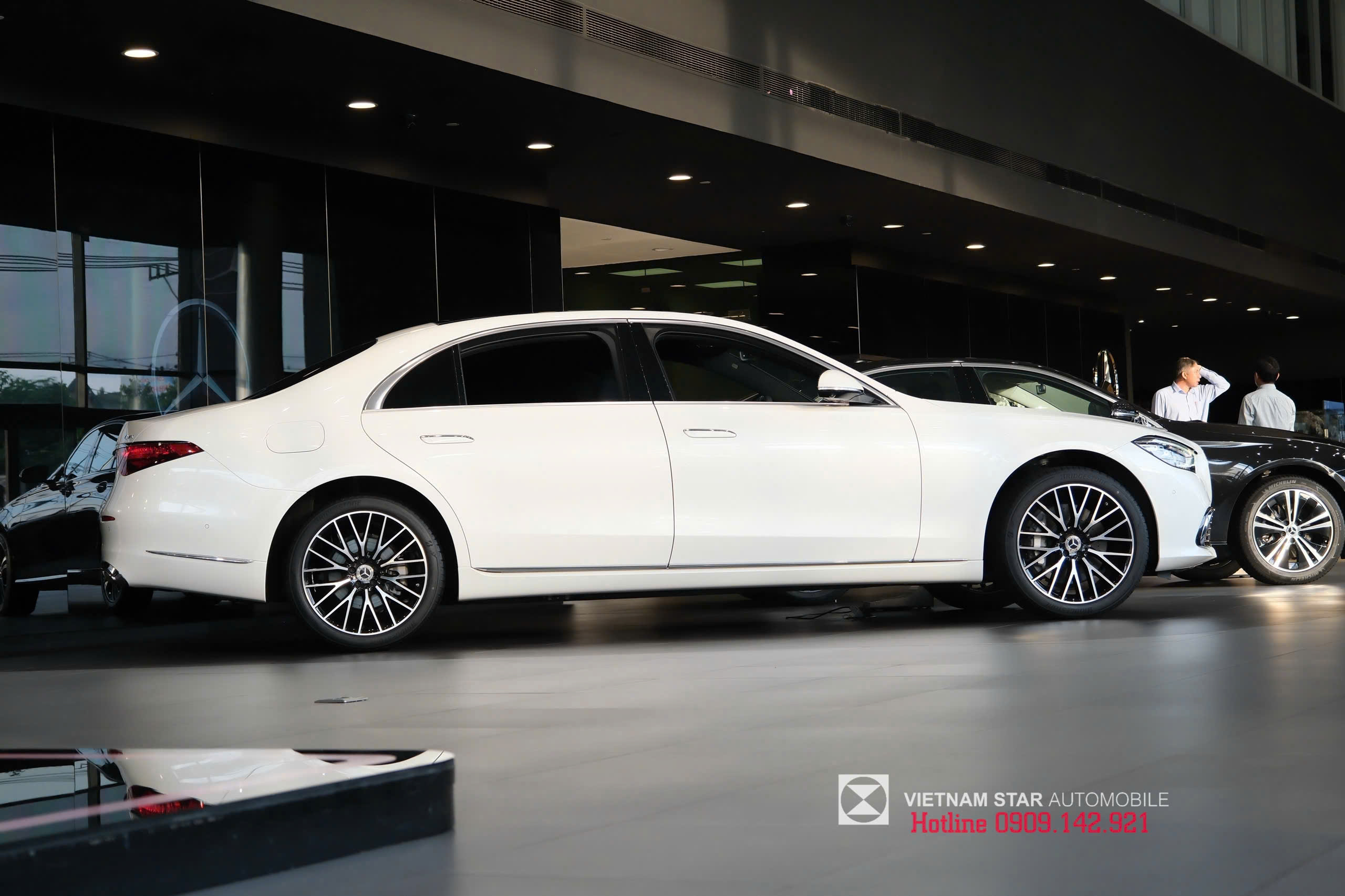 Chi tiết cản trước/sau với viền chrome sáng bóng, tinh tế.