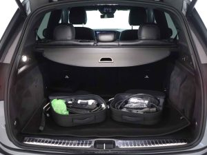 GLE 400e 4MATIC PHEV 9 Hình ảnh cáp sạc và hộp điều khiển của bộ sạc rời theo xe Mercedes PHEV.