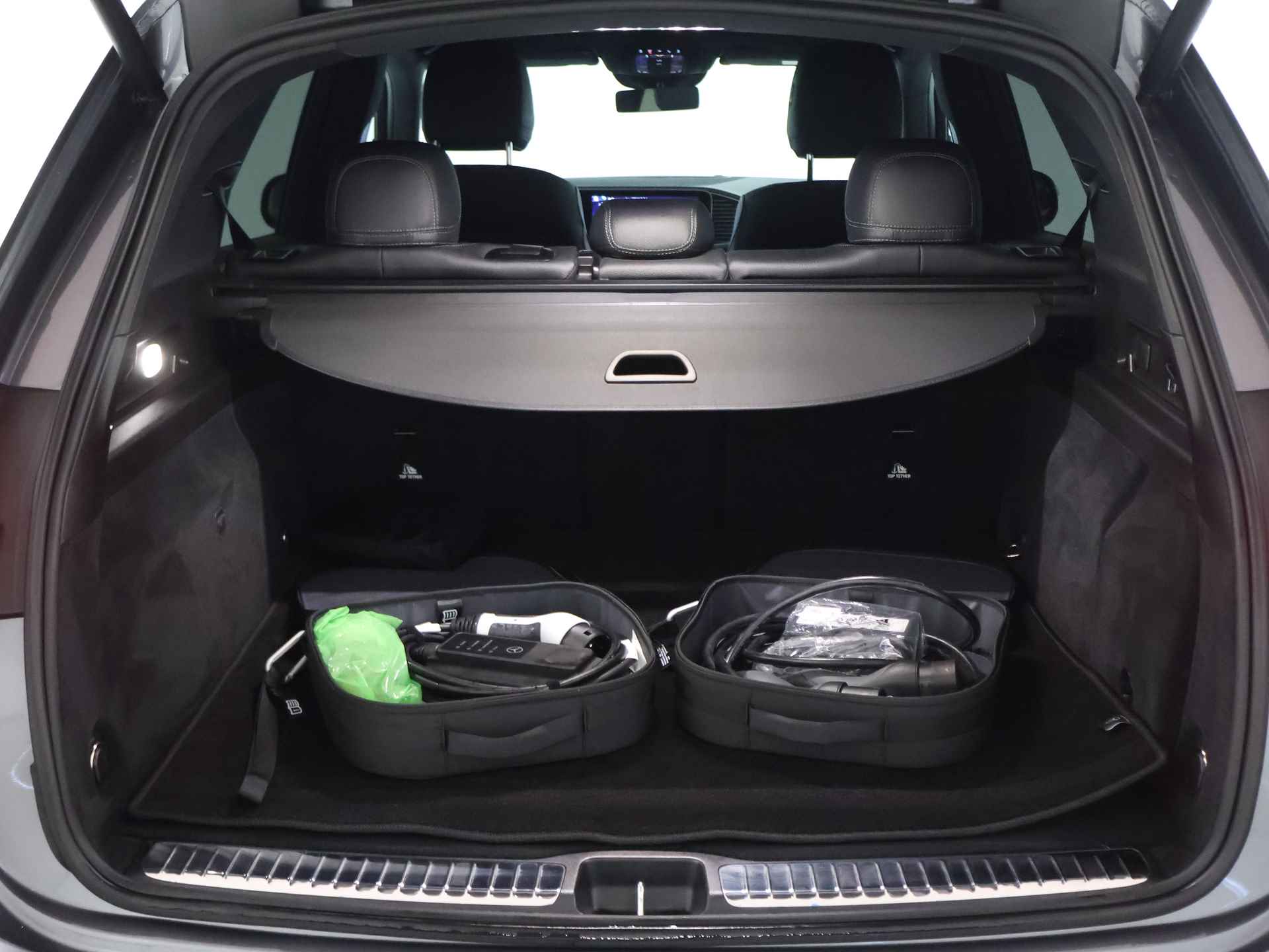 GLE 400e 4MATIC PHEV 26 Hình ảnh cáp sạc và hộp điều khiển của bộ sạc rời theo xe Mercedes PHEV.