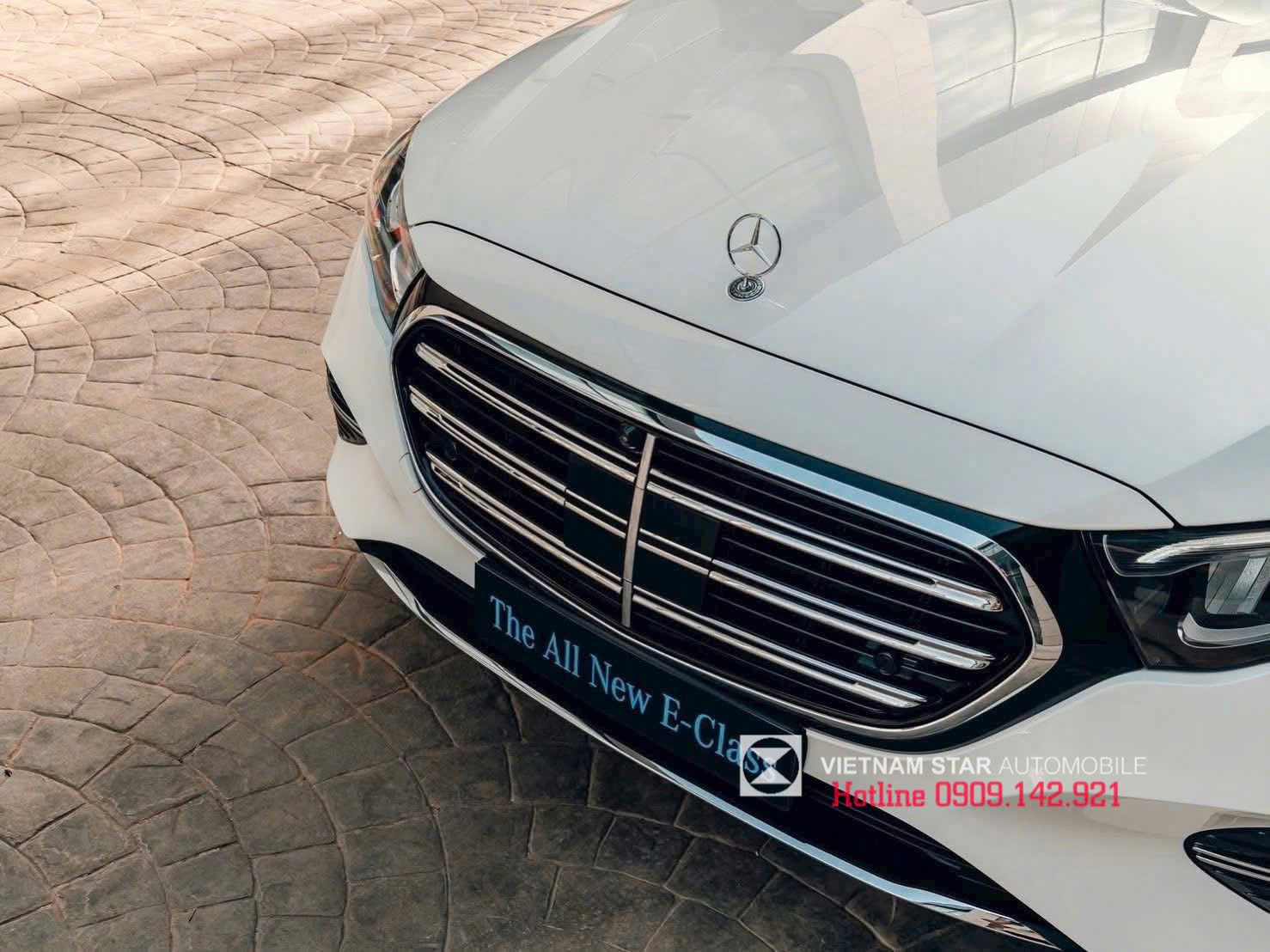 E 200 Exclusive Class All New 2025 13 lưới tản nhiệt e200 exclusive 2025 mạ chrome với các thanh ngang và **logo ngôi sao đứng**