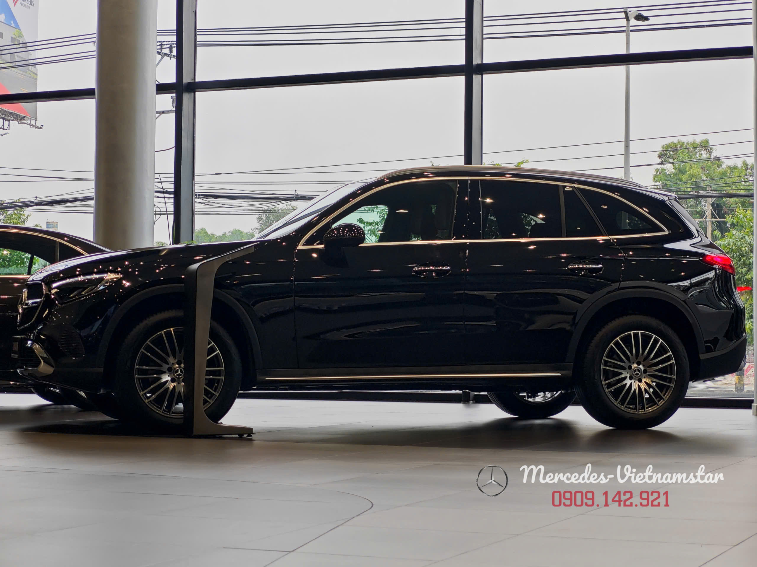 GLC 200 4Matic 2025 13 Tổng thể ngoại thất GLC 200 4MATIC với nước sơn Đen quyền lực và gói AVANTGARDE.