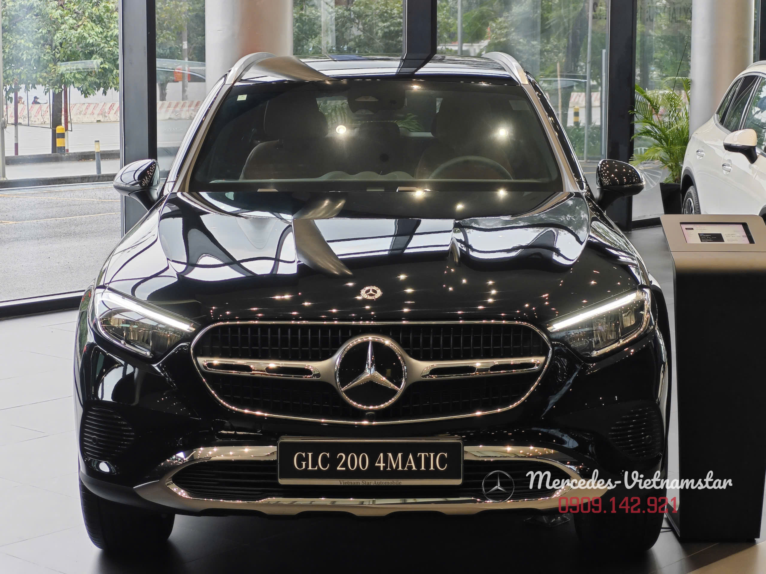 GLC 200 4Matic 2025 12 Mercedes GLC 200 4MATIC màu Đen Obsidian sang trọng, thiết kế SUV đương đại.