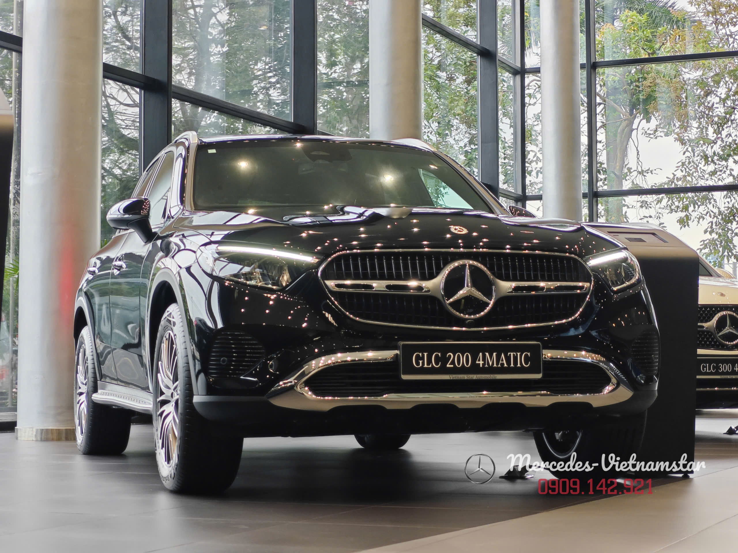 GLC 200 4Matic 2025 11 Mercedes GLC 200 4MATIC màu Đen Obsidian sang trọng, thiết kế SUV đương đại.