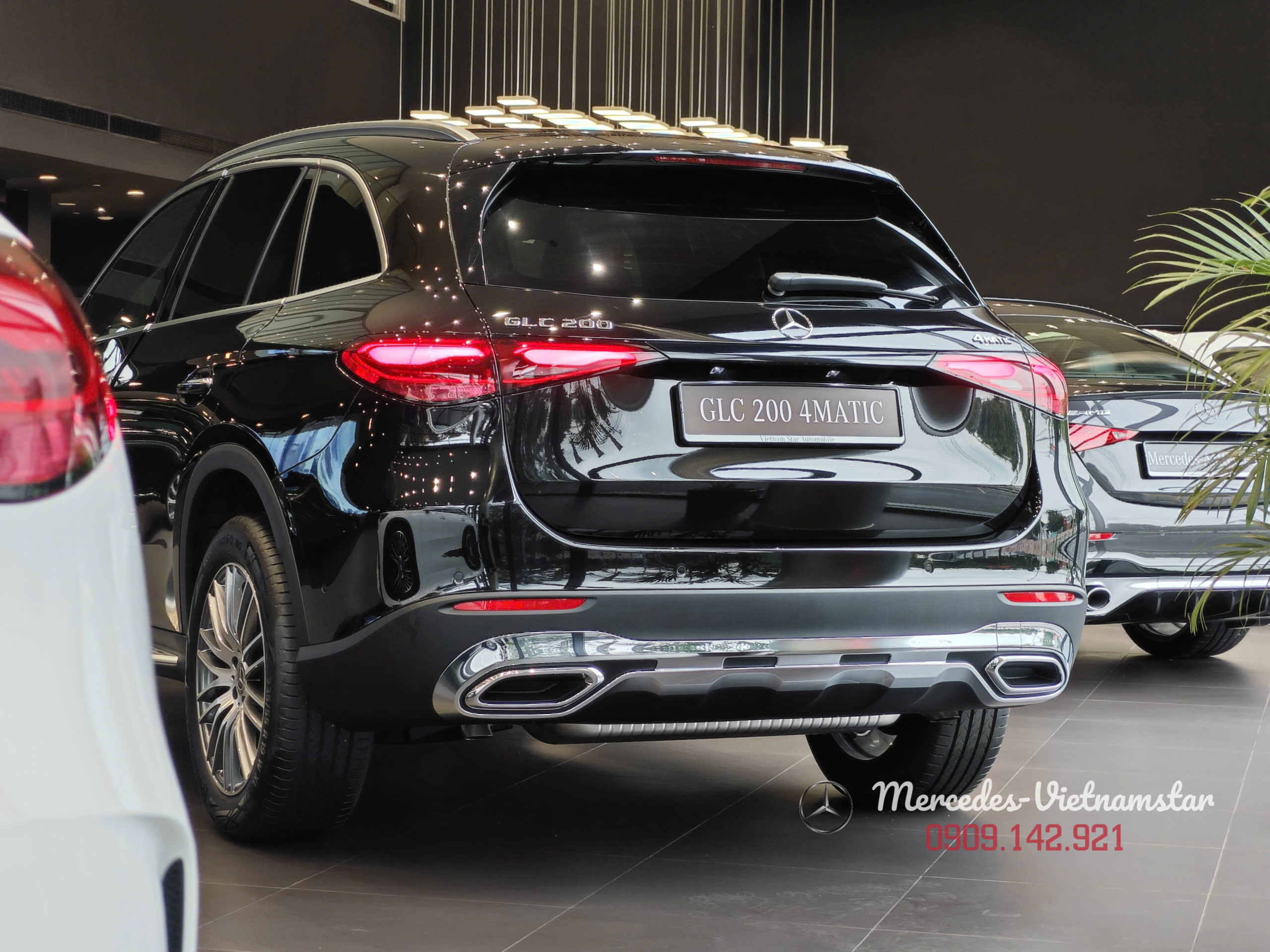 GLC 200 4Matic 2025 15 Đuôi xe GLC 200 4MATIC với cụm đèn hậu LED mới, tinh tế trên nền sơn đen.