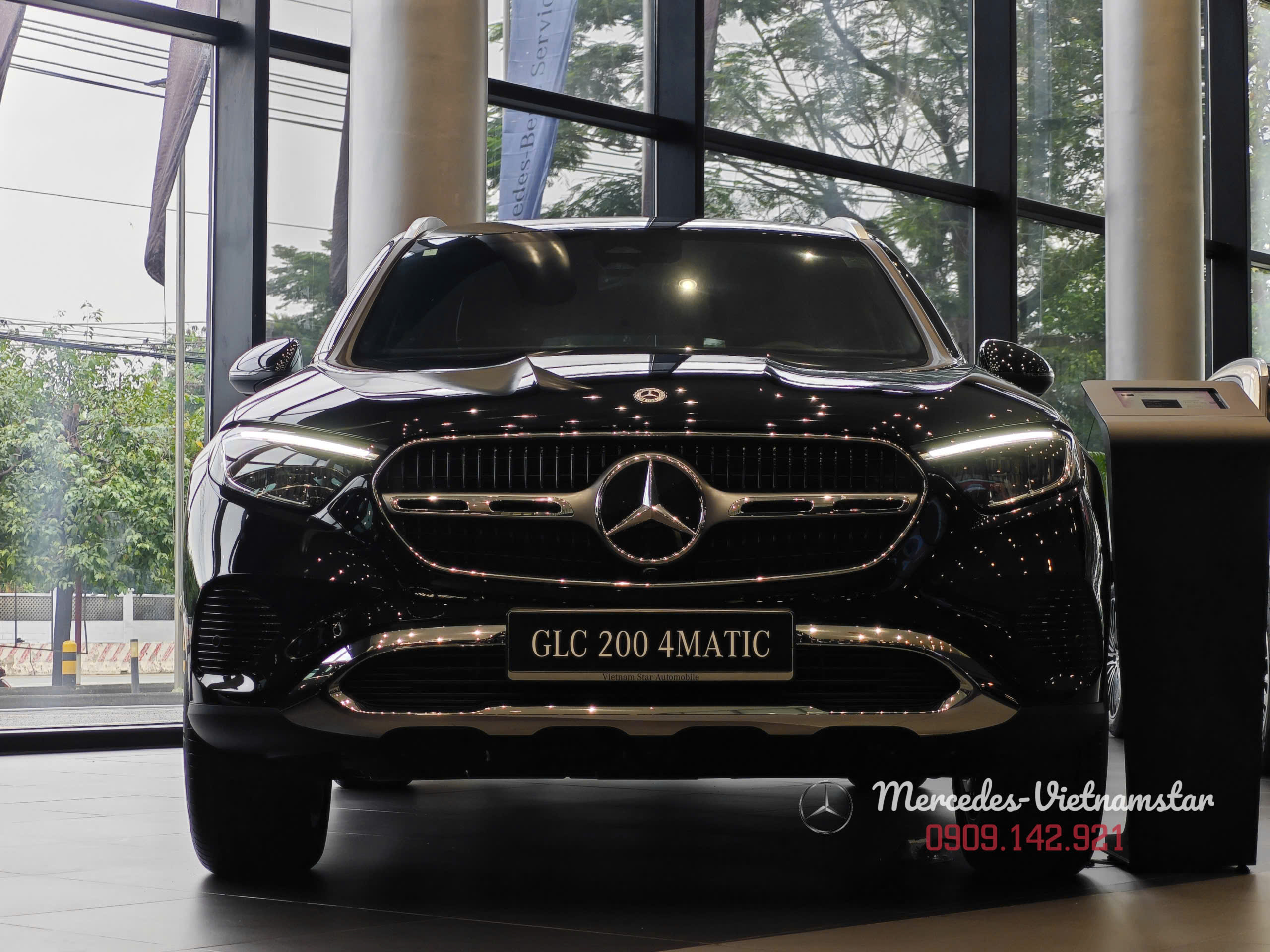 GLC 200 4Matic 2025 14 Lưới tản nhiệt với các chi tiết chrome nổi bật trên nền xe màu Đen Obsidian.