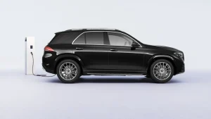 GLE 400e 4MATIC PHEV 10 Cổng sạc điện và logo Plug-in Hybrid nổi bật trên thân xe GLE 400e.