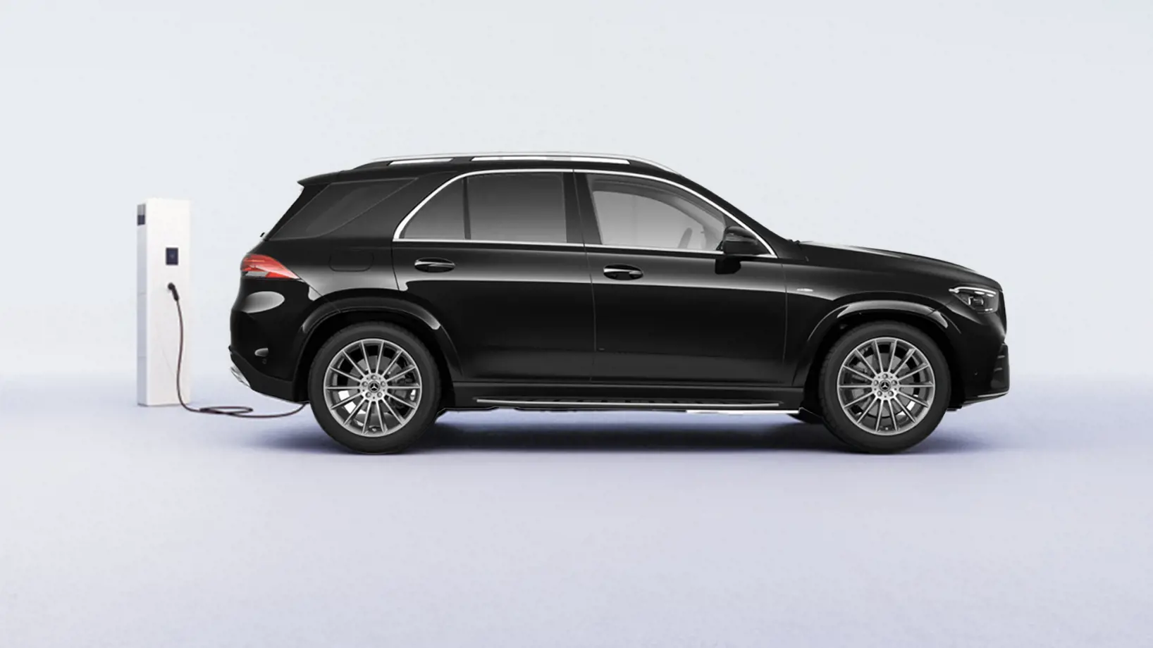 GLE 400e 4MATIC PHEV 15 Cổng sạc điện và logo Plug-in Hybrid nổi bật trên thân xe GLE 400e.