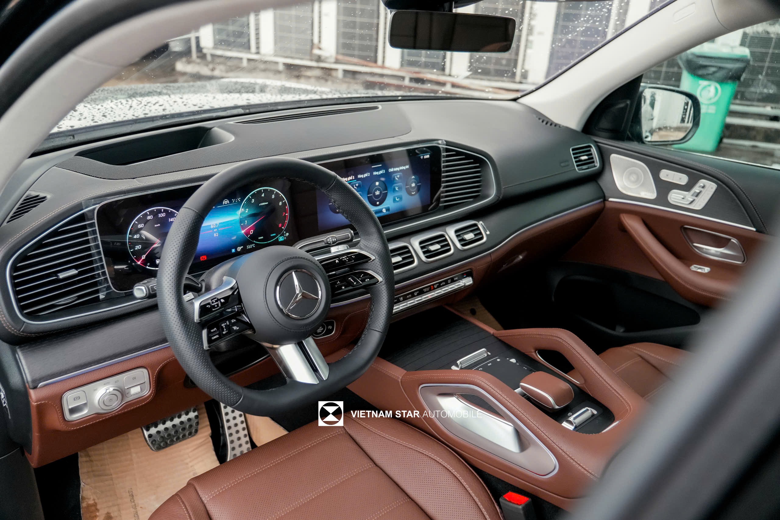 Không gian cabin sang trọng của GLS 450 màu nâu với đèn viền nội thất 64 màu.