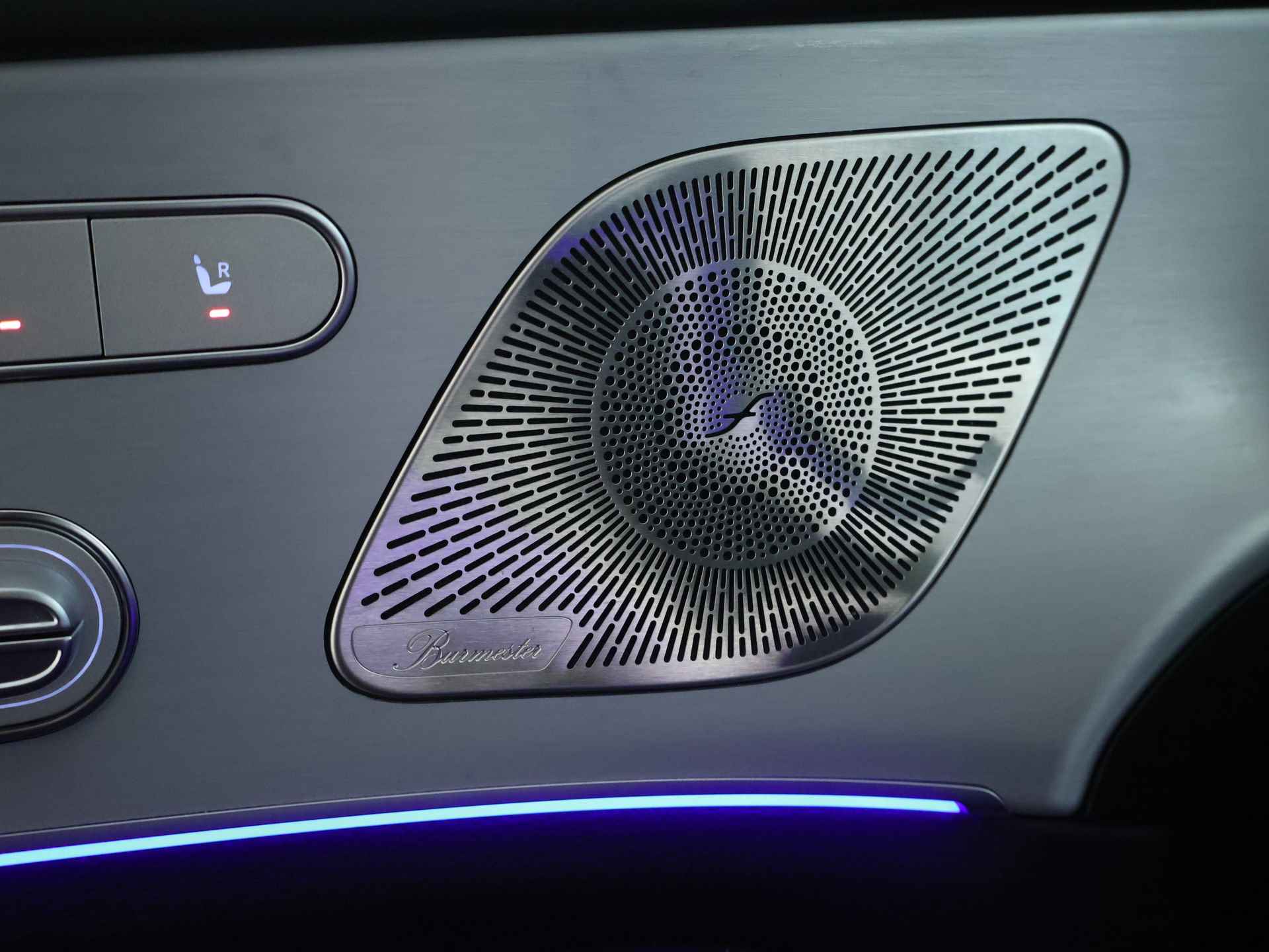 GLE 400e 4MATIC PHEV 22 Hệ thống âm thanh vòm Burmester với lưới loa kim loại tinh xảo trên cửa xe Mercedes.