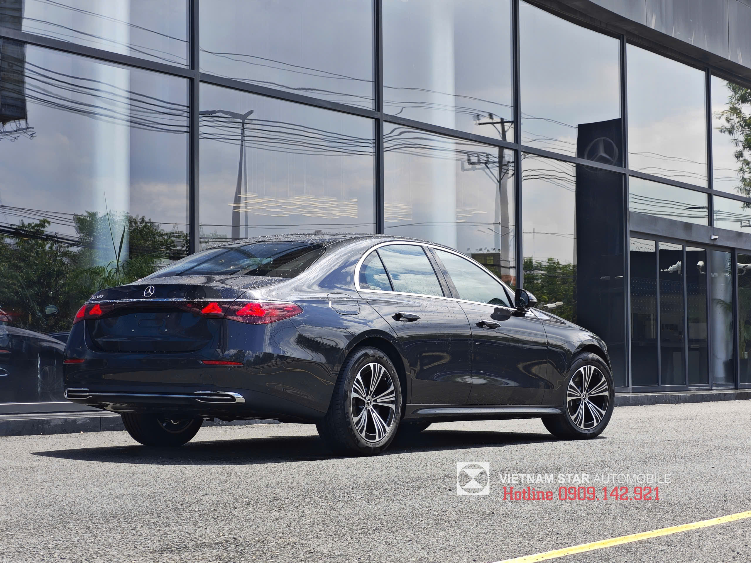 Mercedes-Benz E 200 Avantgarde 12 góc chụp dọc thân xe mercedes e 200 avantgarde 2025 với đường gân dập nổi mạnh mẽ