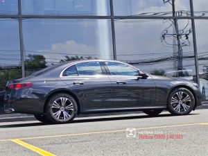 Mercedes-Benz E 200 Avantgarde 5 chi tiết nẹp cửa sổ và viền kính chrome mờ, tạo sự tương phản hiện đại trên e200 avantgarde