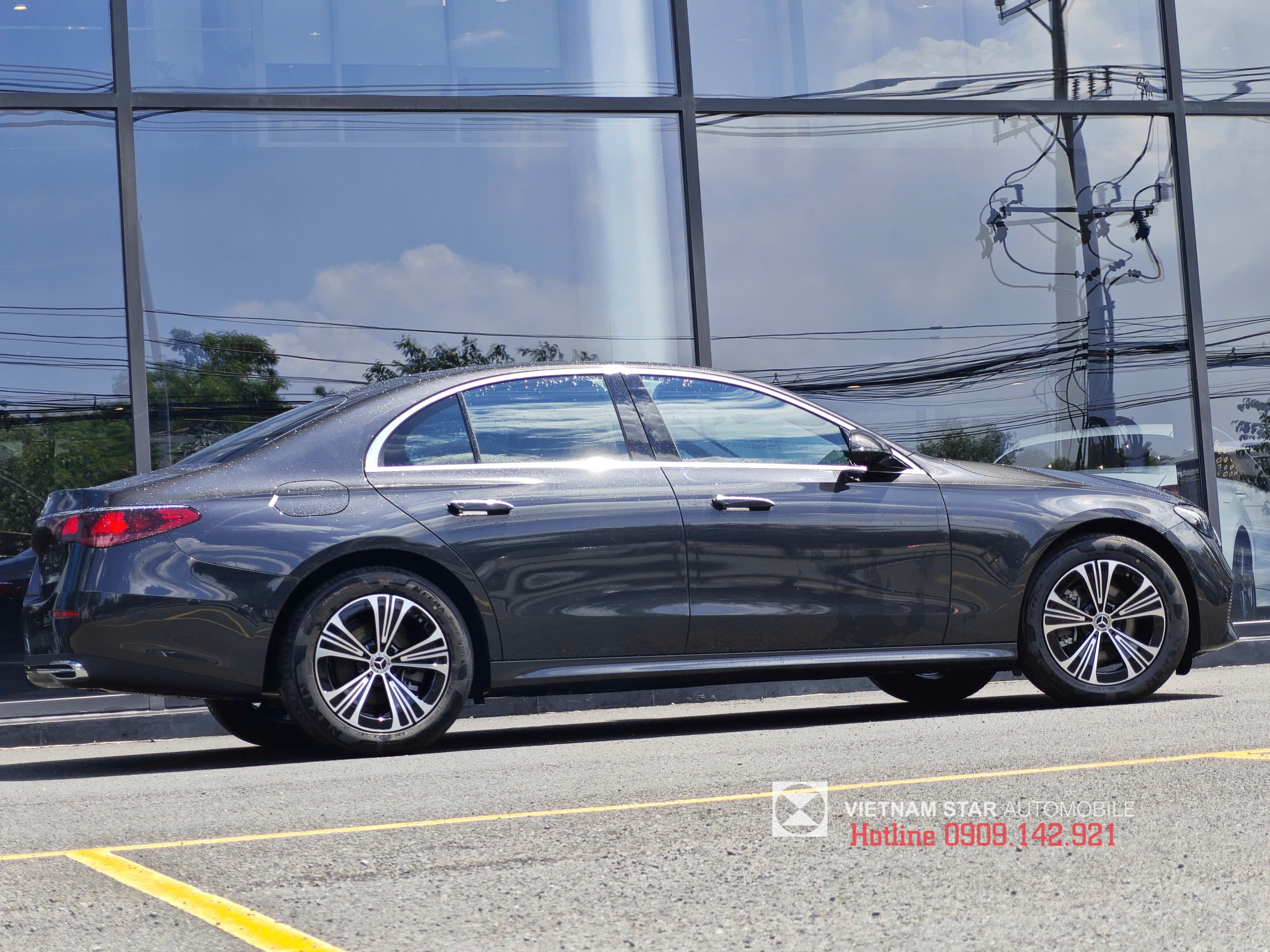 Mercedes-Benz E 200 Avantgarde 11 chi tiết nẹp cửa sổ và viền kính chrome mờ, tạo sự tương phản hiện đại trên e200 avantgarde