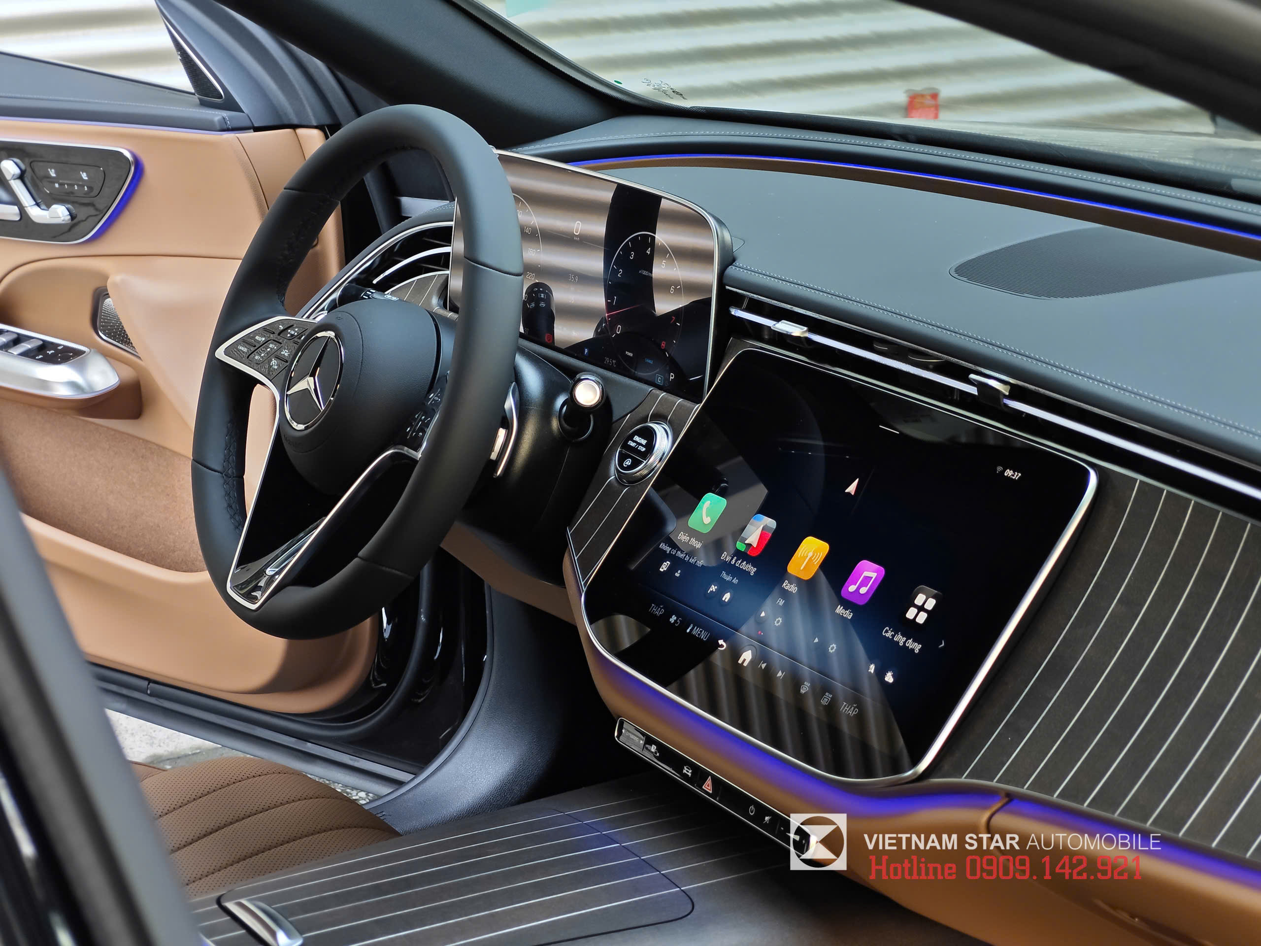 E 200 Exclusive Class All New 2025 27 tựa tay trung tâm phía trước ốp gỗ vân mở kết hợp aluminium trang trí nội thất E200 Exclusive