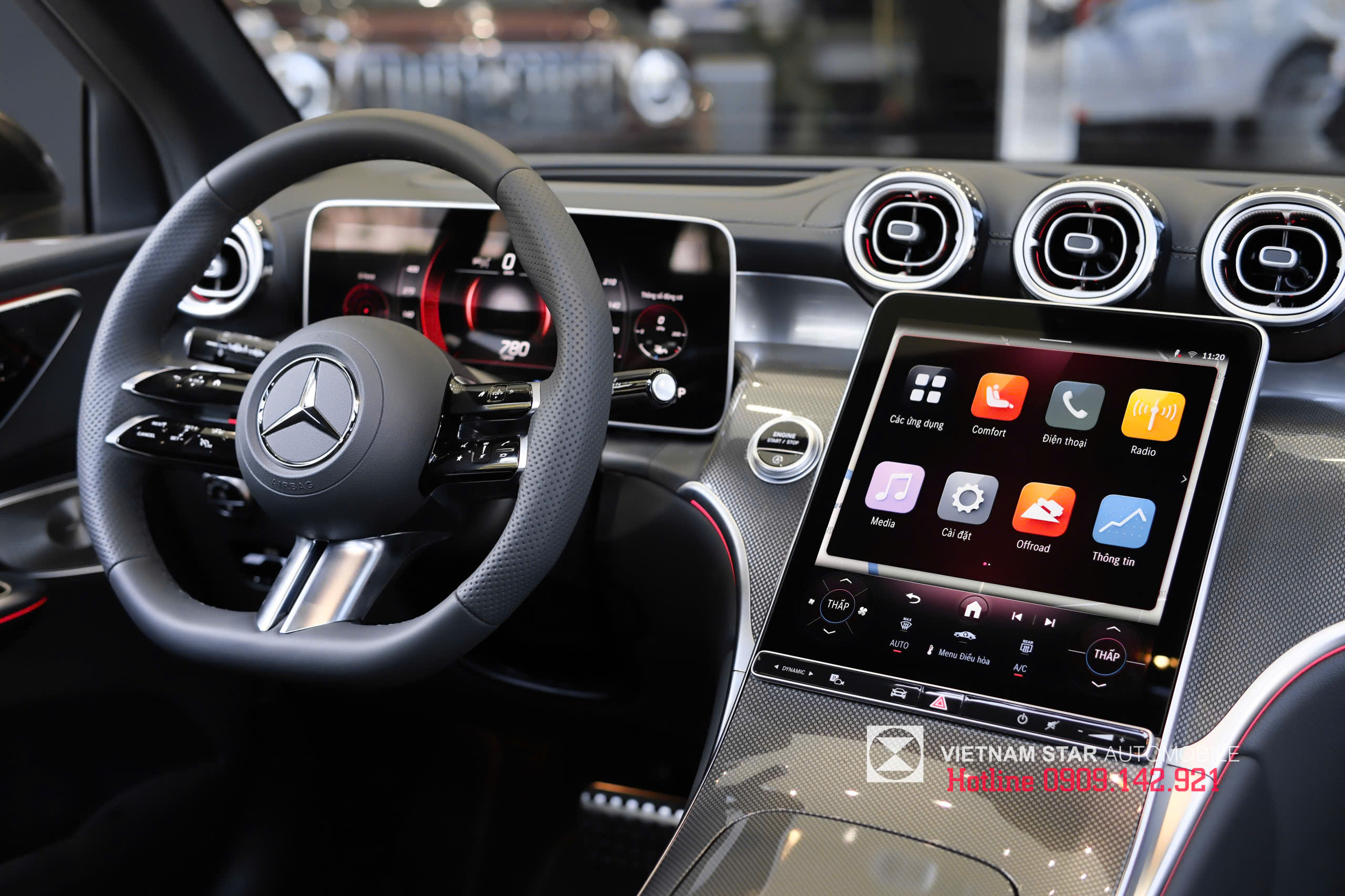 Mercedes-Benz GLC 300 2025 19 vô lăng thể thao 3 chấu bọc da nappa amg và các phím điều khiển cảm ứng