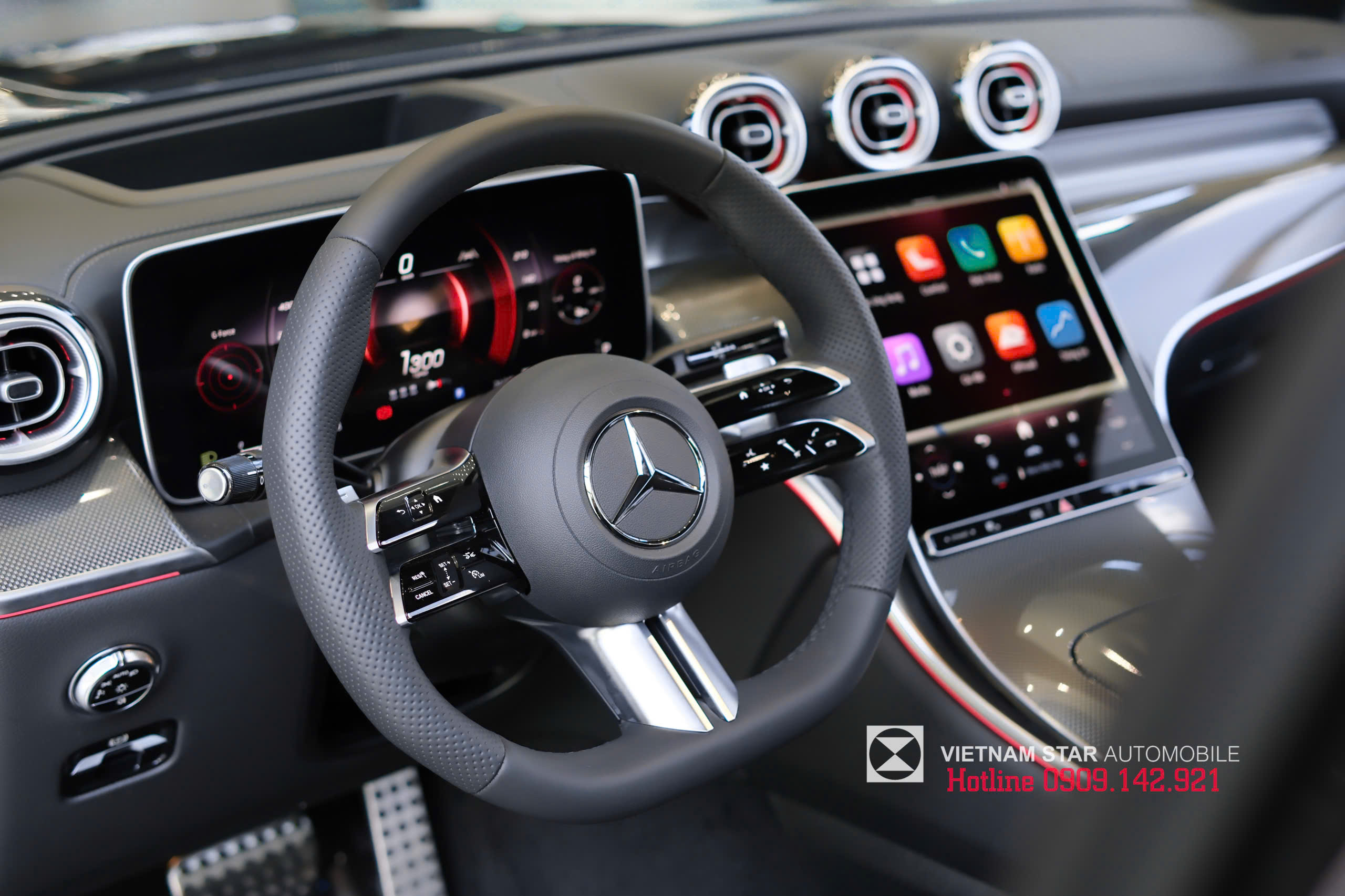 Mercedes-Benz GLC 300 2025 18 vô lăng thể thao 3 chấu bọc da nappa amg và các phím điều khiển cảm ứng