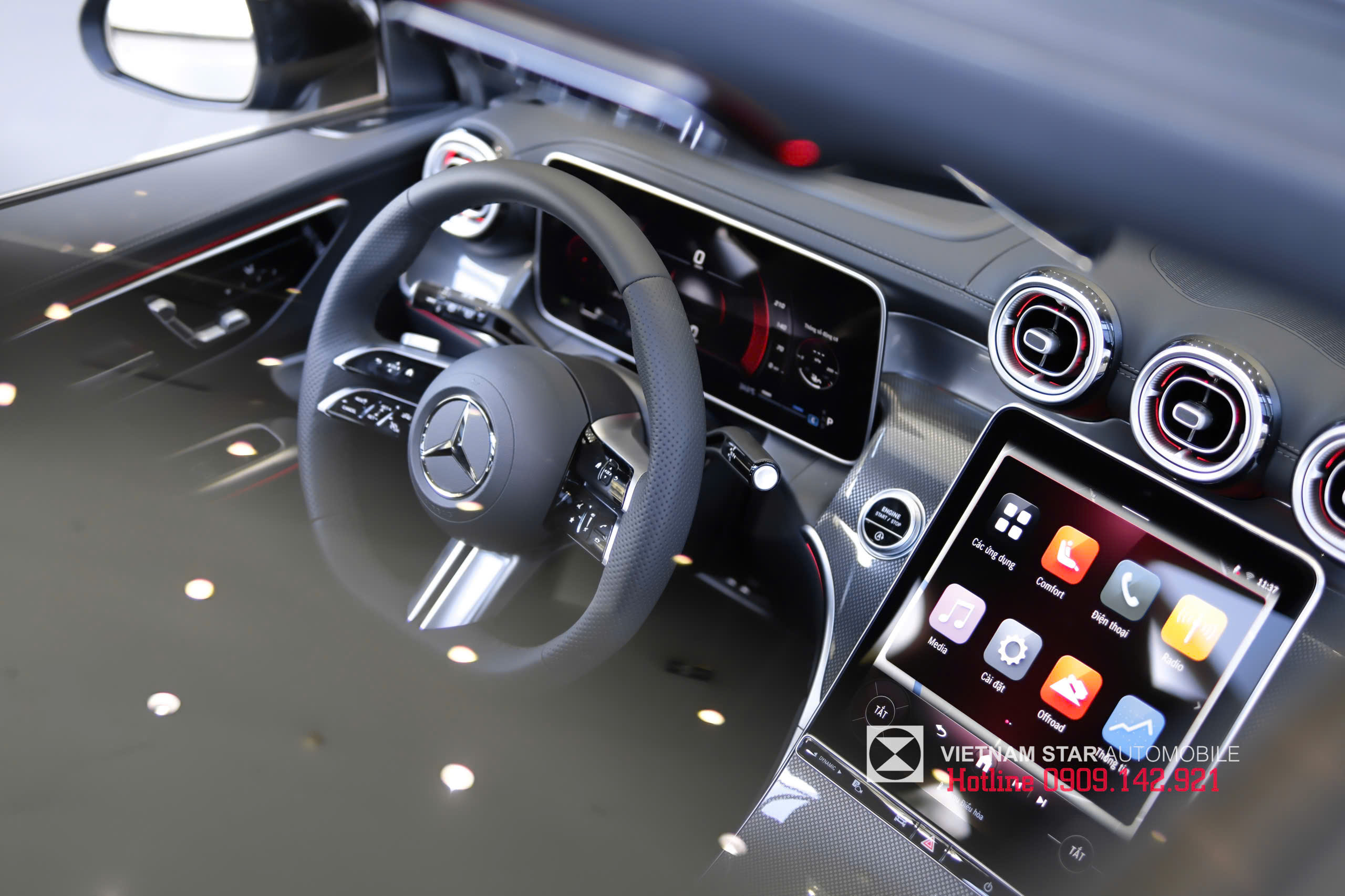 Mercedes-Benz C 300 AMG 25 Cửa sổ trời Panorama (Panoramic Sunroof) thoáng đãng trên C300 AMG.