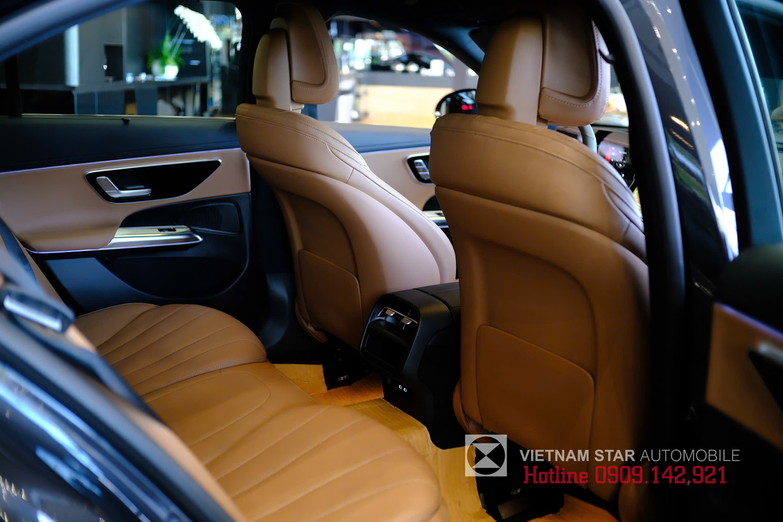 Mercedes-Benz E 200 Avantgarde 22 hàng ghế sau mercedes e200 avantgarde rộng rãi với tựa đầu êm ái và cửa gió điều hòa