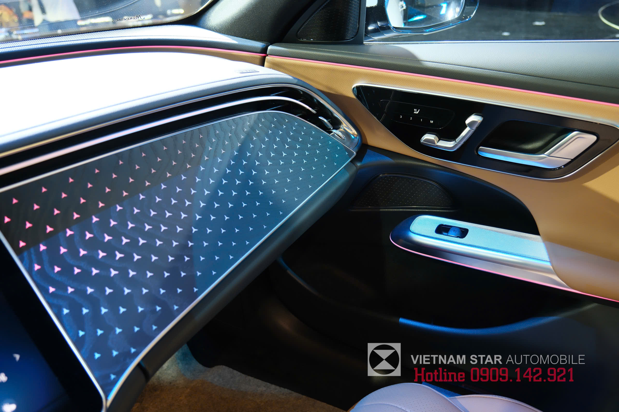 Mercedes-Benz E 200 Avantgarde 17 chi tiết logo Mercedes-Benz phát sáng E 200 Avantgarde 2025