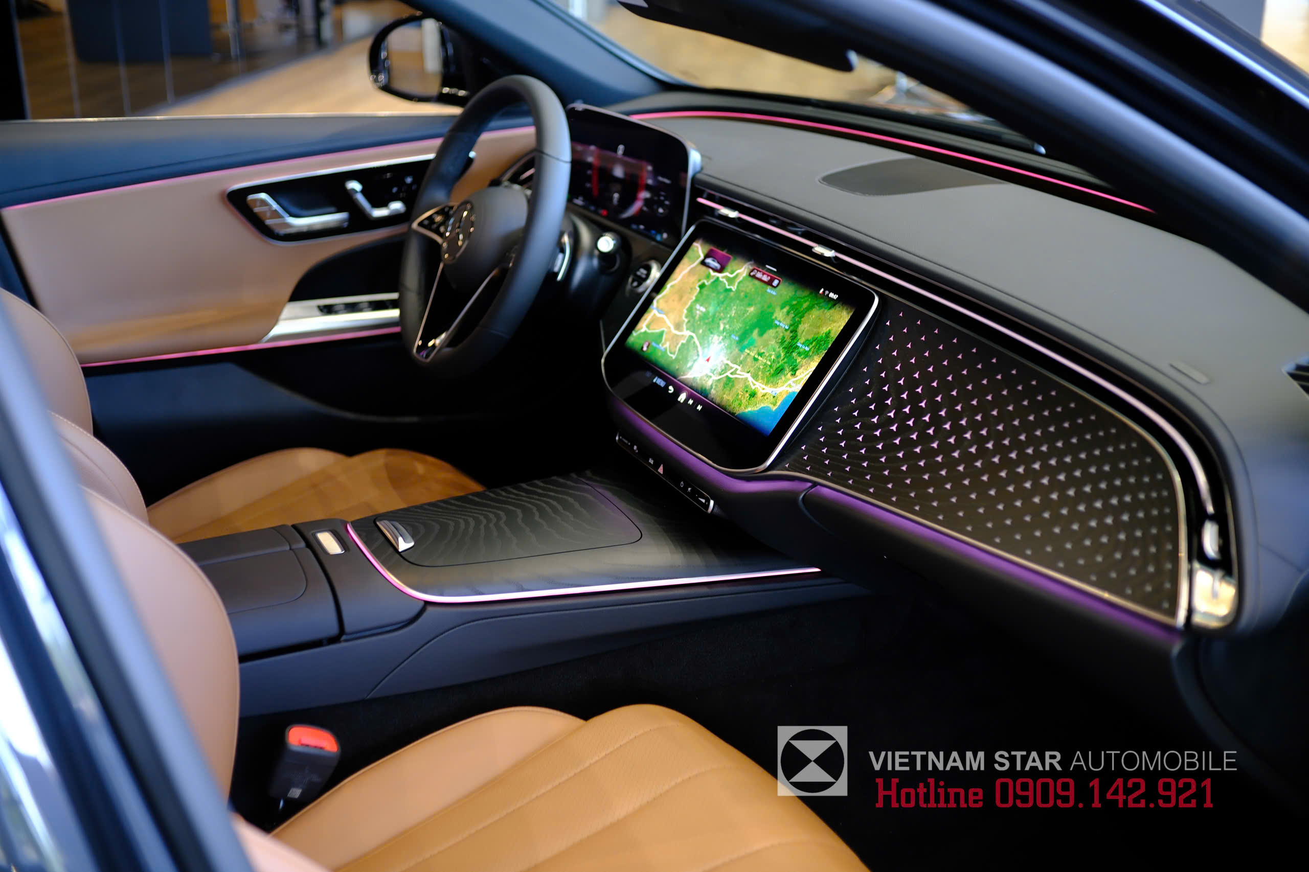 Mercedes-Benz E Class All New 2025 21 sự khác biệt giữa vô lăng thể thao amg (e300) và vô lăng sang trọng (e200 exclusive) tại sự kiện ra mắt