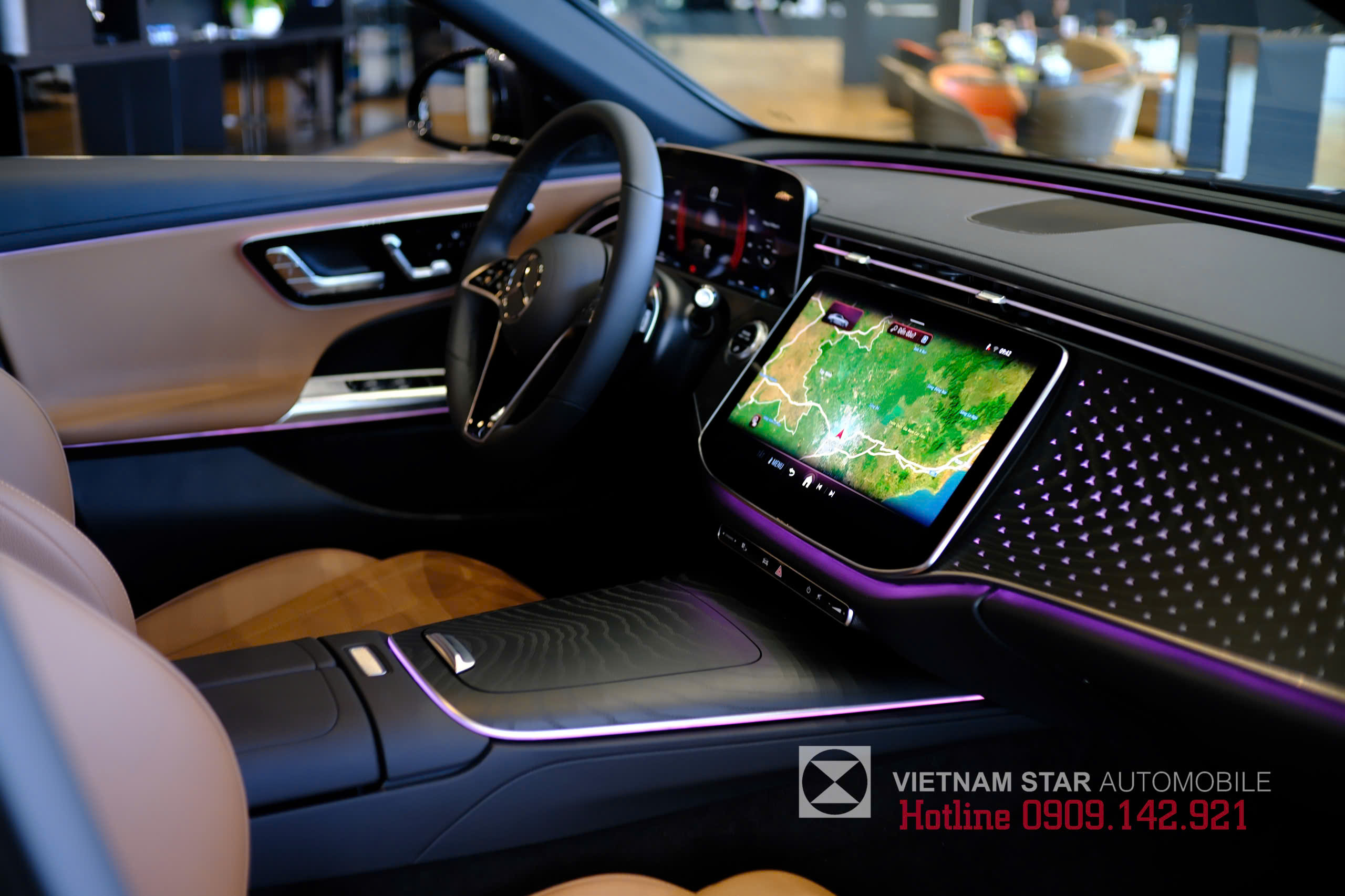 Mercedes-Benz E 200 Avantgarde 16 hệ thống đèn viền nội thất 64 màu Active Ambient Lighting trong cabin E 200 2025