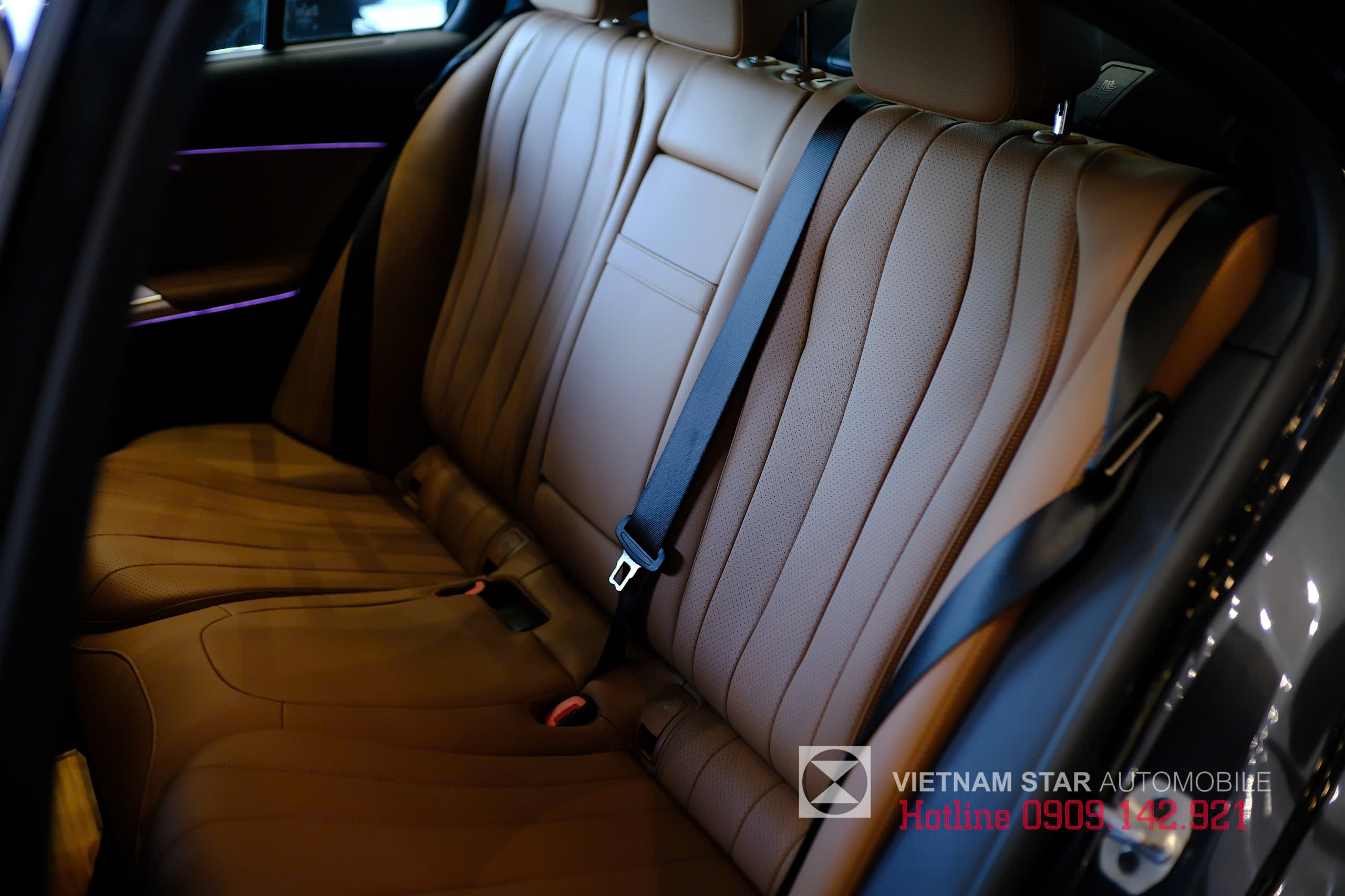 Mercedes-Benz E 200 Avantgarde 23 hàng ghế sau mercedes e200 avantgarde rộng rãi với tựa đầu êm ái và cửa gió điều hòa