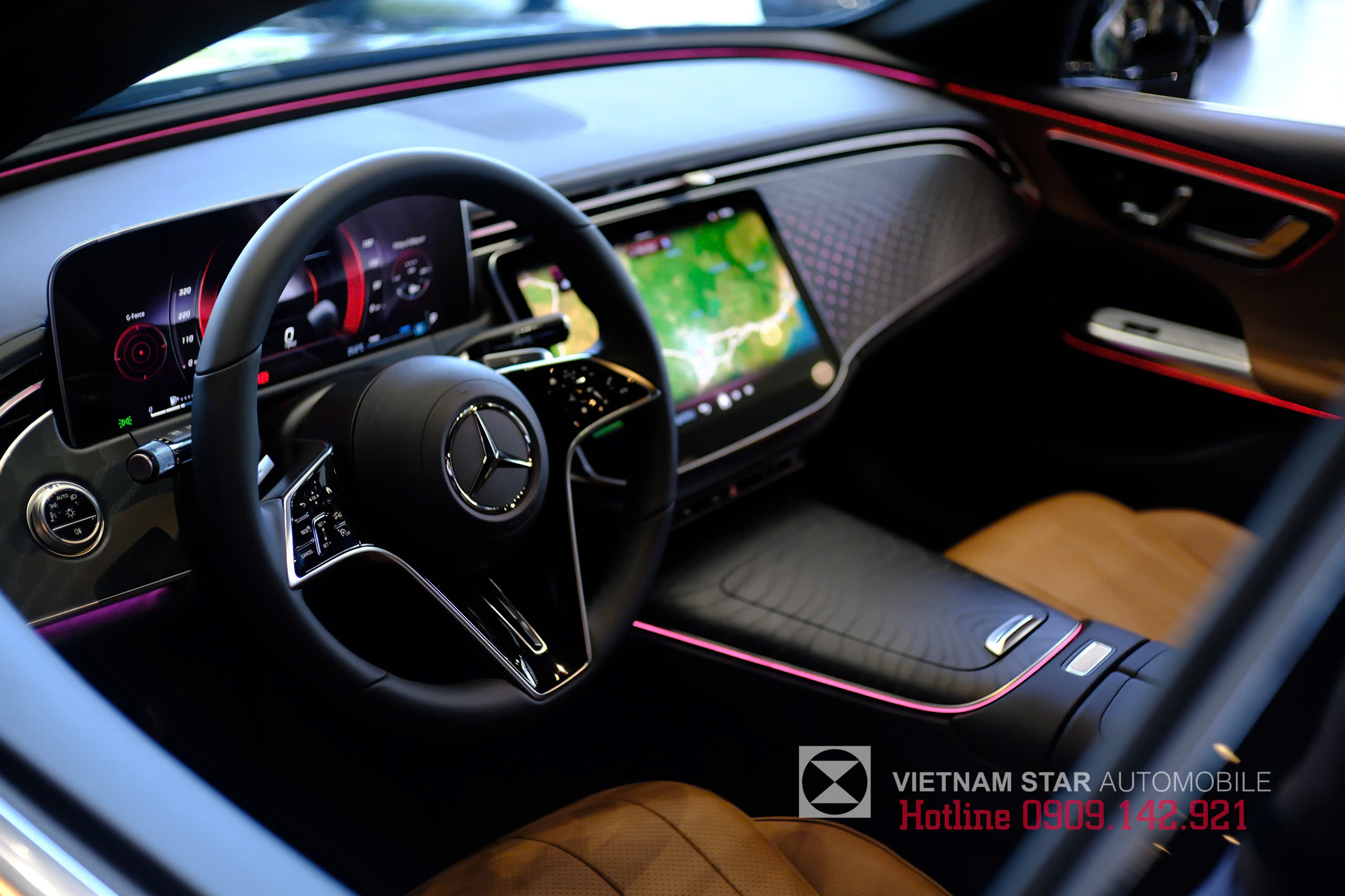 Mercedes-Benz E 200 Avantgarde 15 vô lăng thể thao bọc da Nappa 3 chấu với các phím điều khiển màu đen bóng