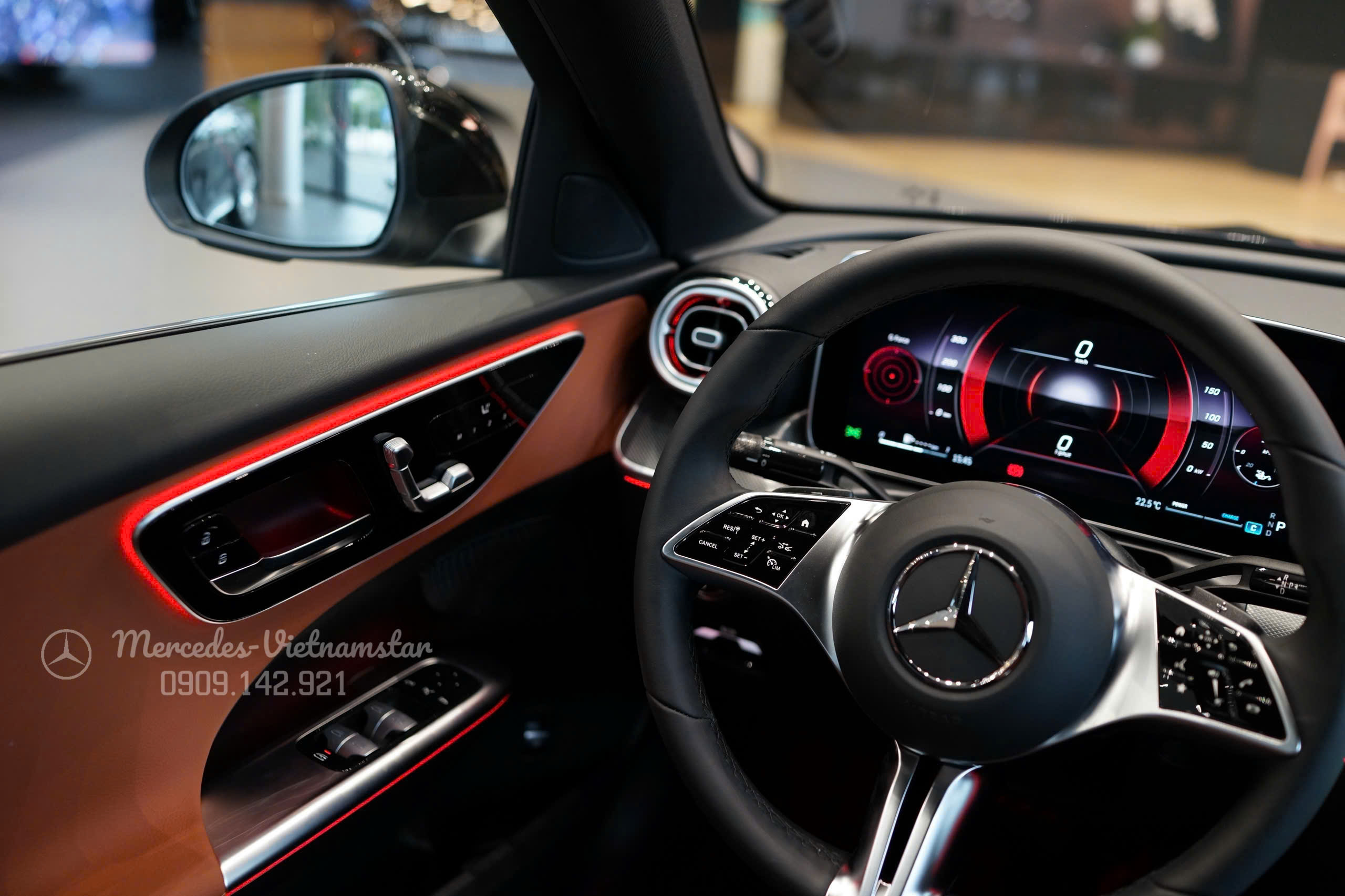 C 200 Avantgarde 27 Vô lăng 3 chấu bọc da tích hợp các nút điều khiển cảm ứng.