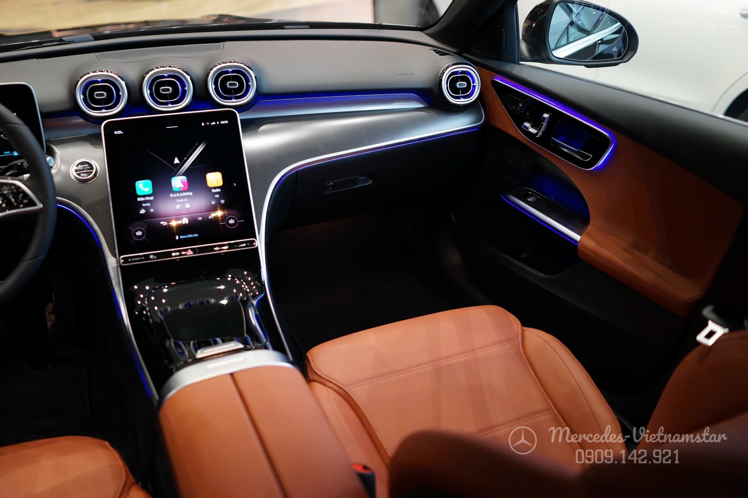 C 200 Avantgarde 14 Ốp trang trí nội thất bằng Vân sợi kim loại (Metal Structure) hoặc Gỗ Open-pore.