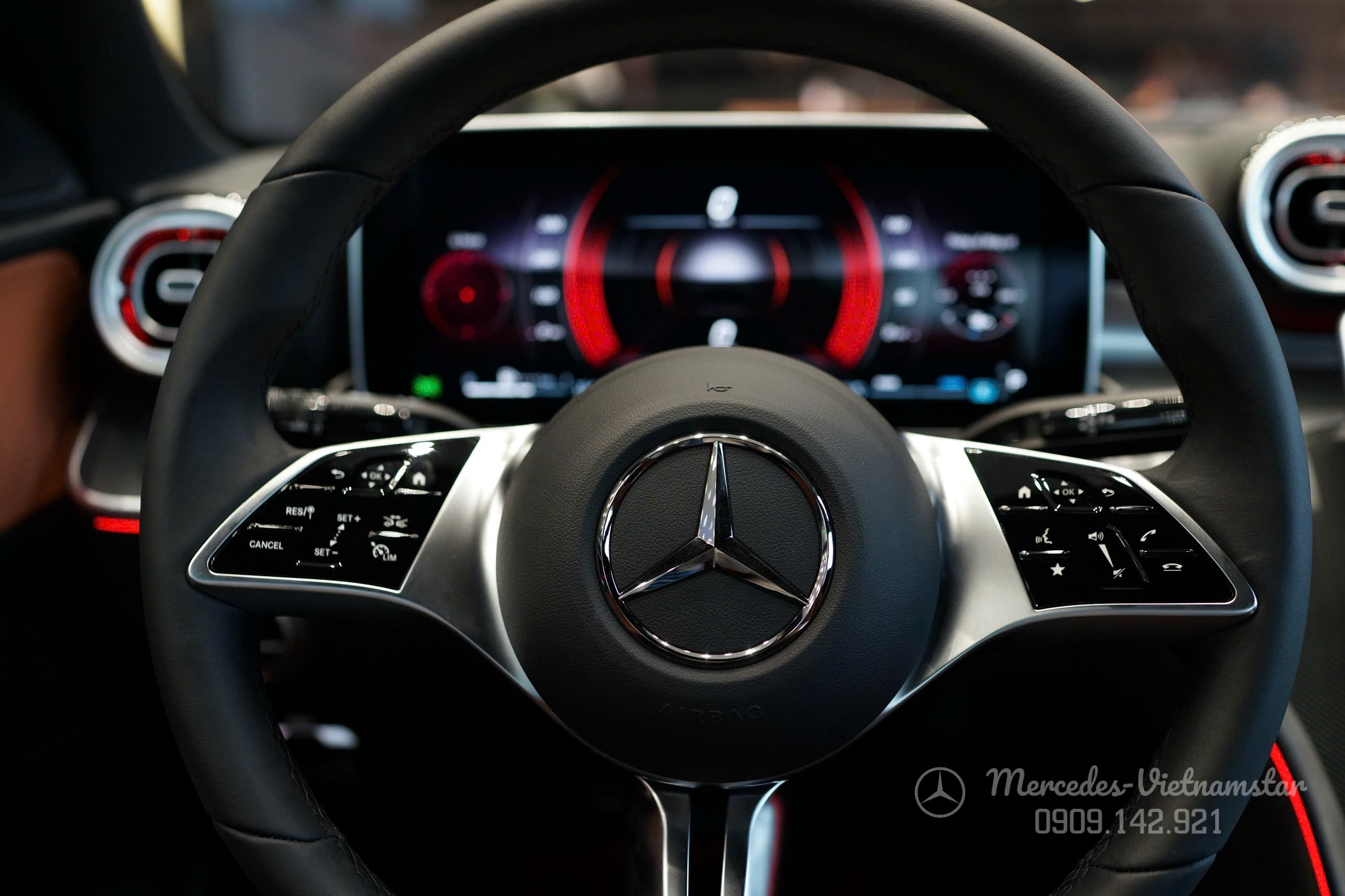 C 200 Avantgarde 12 Vô lăng 3 chấu bọc da tích hợp các nút điều khiển cảm ứng.