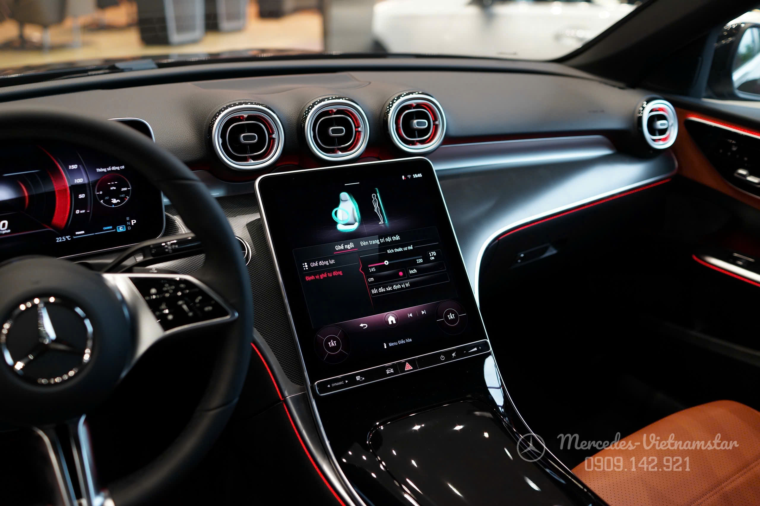C 200 Avantgarde 16 Màn hình trung tâm đặt nghiêng 6 độ về phía người lái, tối ưu thao tác.
