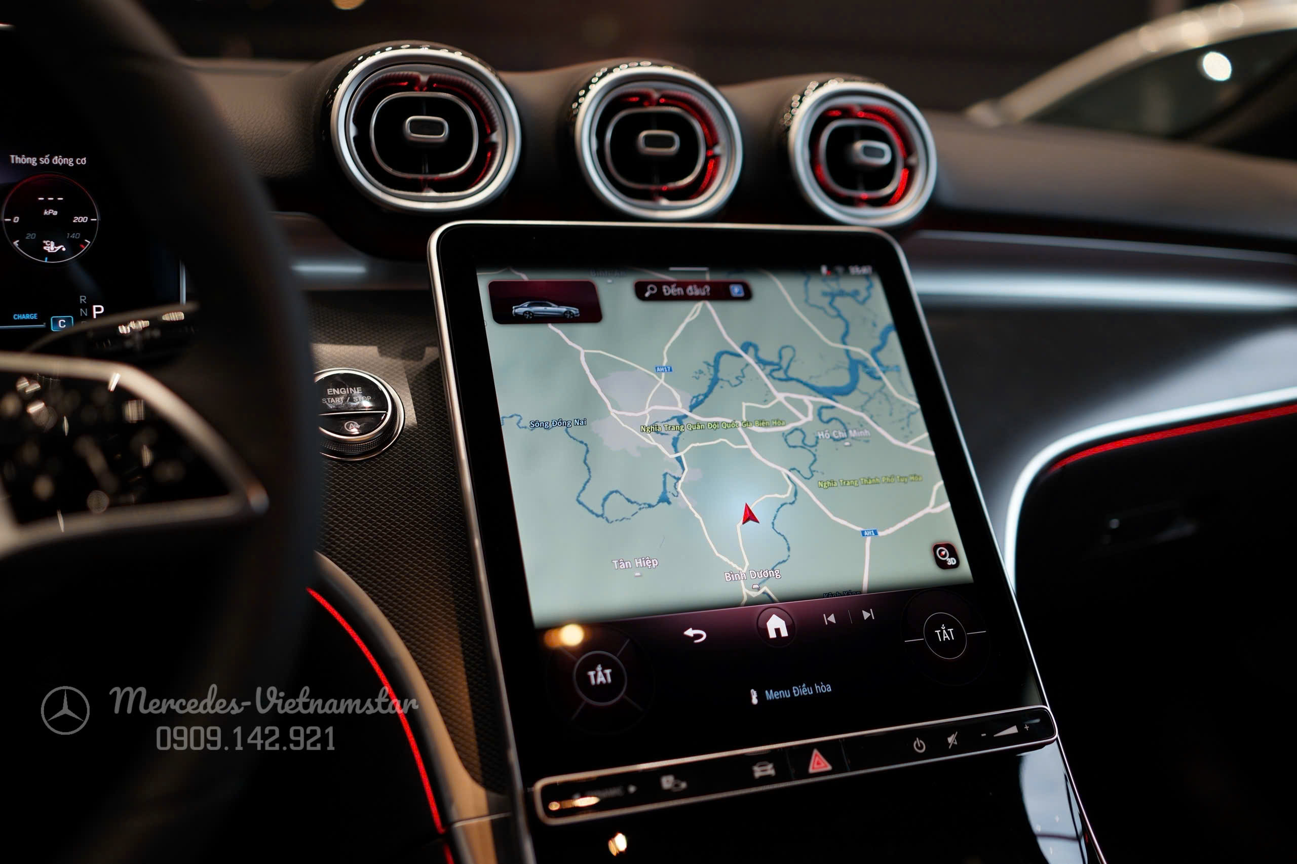 Giao diện Màn hình trung tâm và bảng điều khiển trung tâm ốp gỗ Open-Pore.