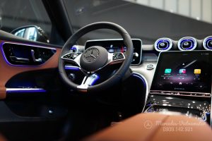 C 200 Avantgarde 5 Vô lăng 3 chấu bọc da tích hợp các nút điều khiển cảm ứng.