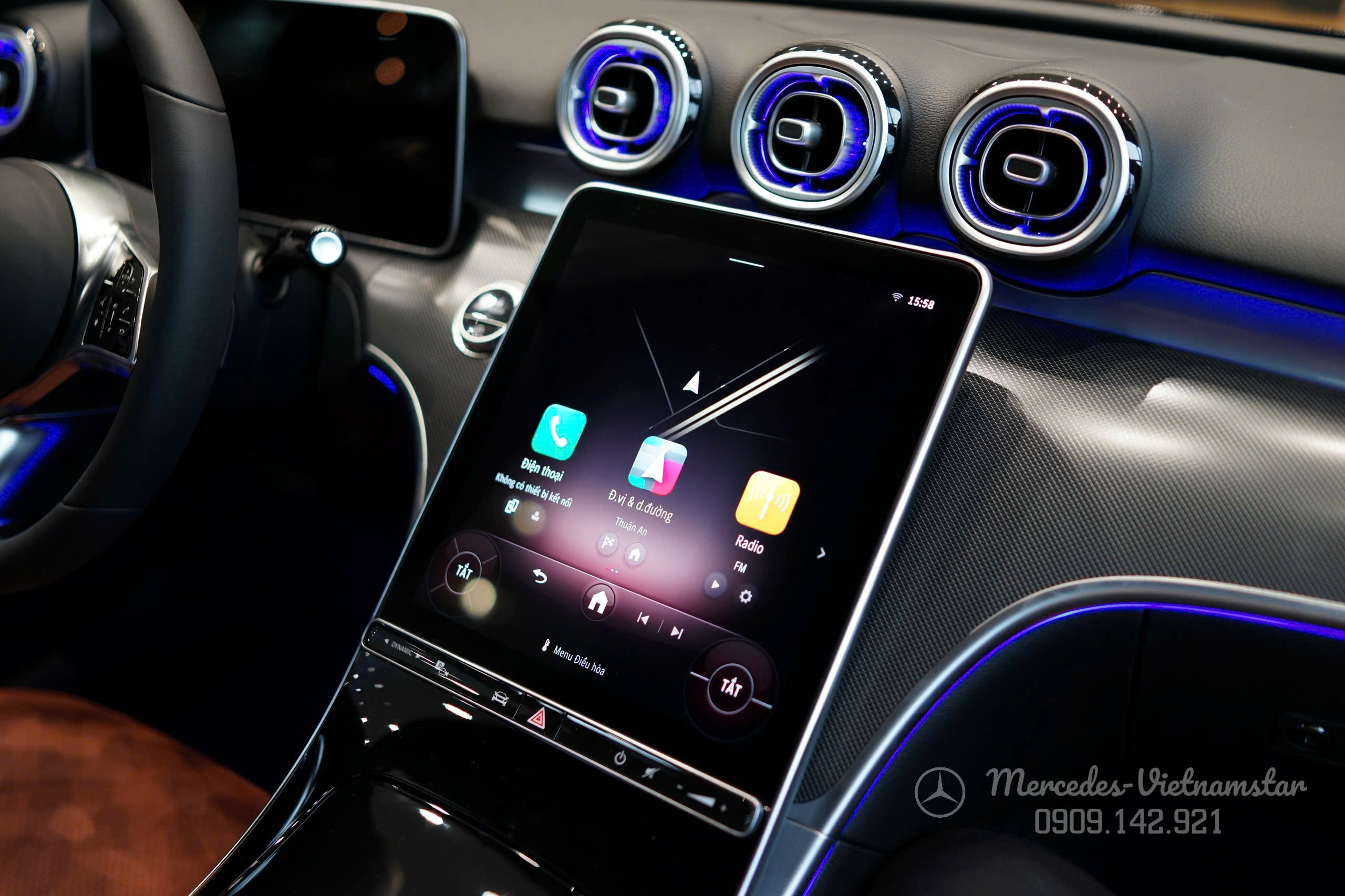 C 200 Avantgarde 11 Màn hình cảm ứng trung tâm 11.9 inch đặt dọc, điều khiển MBUX.