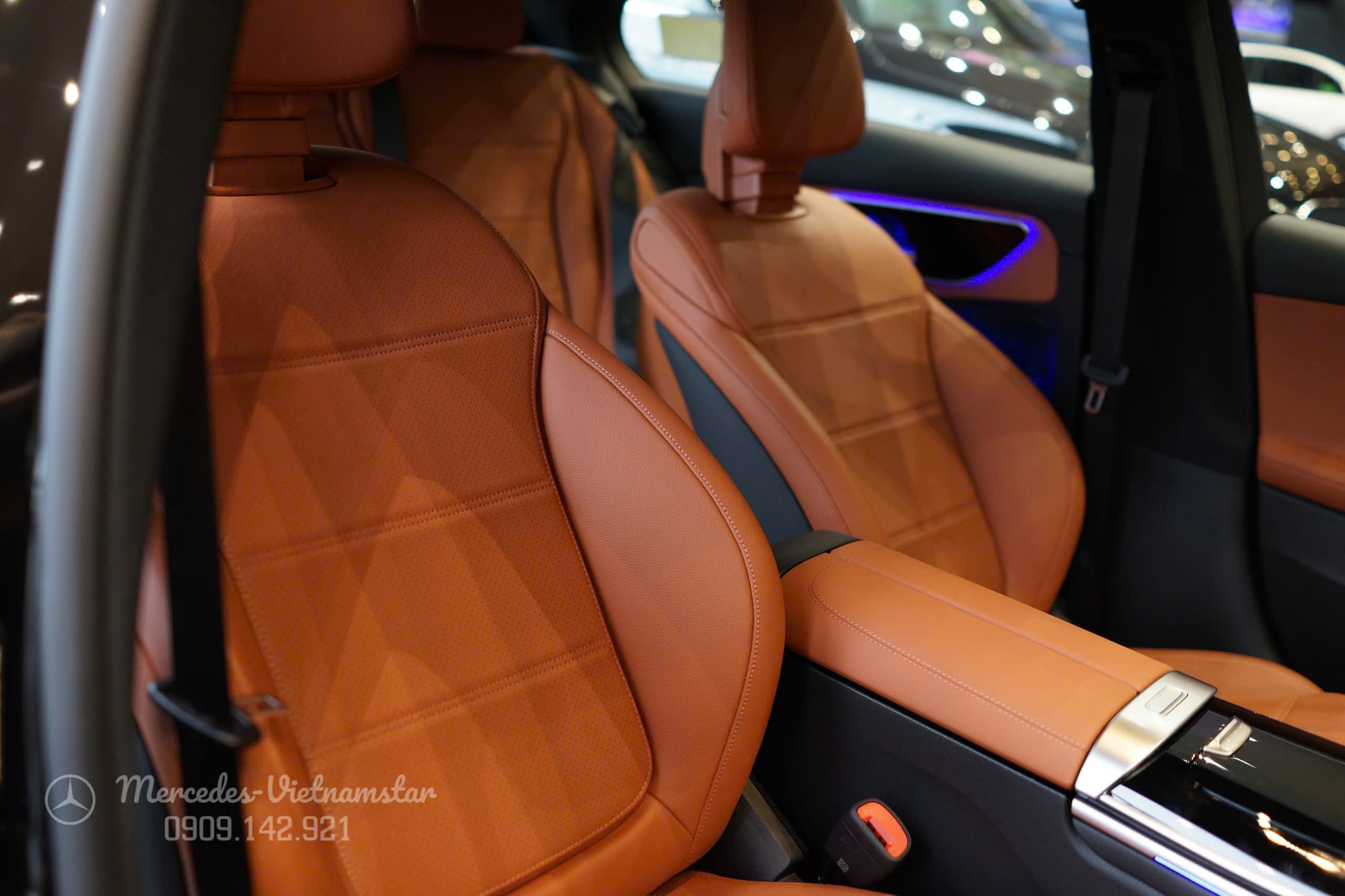 C 200 Avantgarde 13 Ghế trước chỉnh điện với tựa lưng 4 hướng.