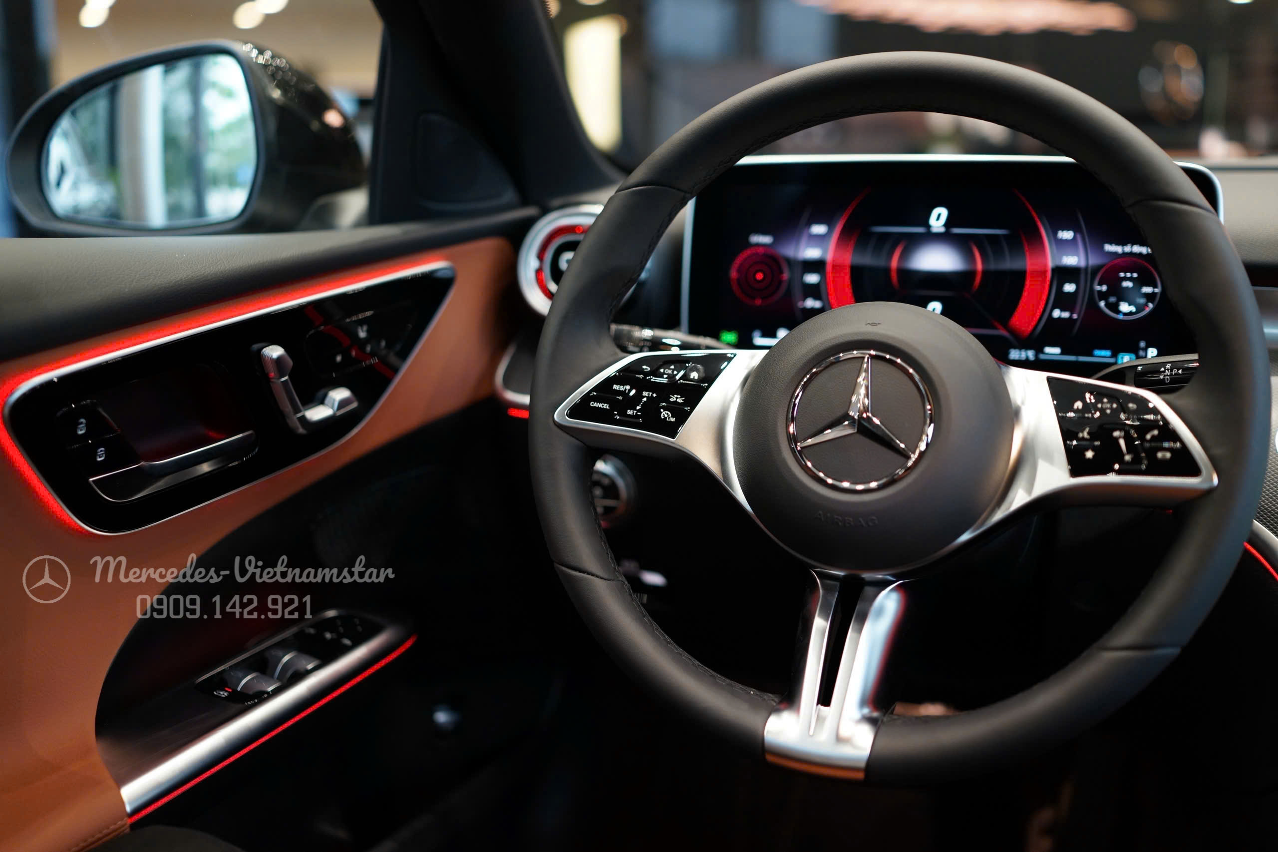 C 200 Avantgarde 10 Vô lăng 3 chấu bọc da tích hợp các nút điều khiển cảm ứng.