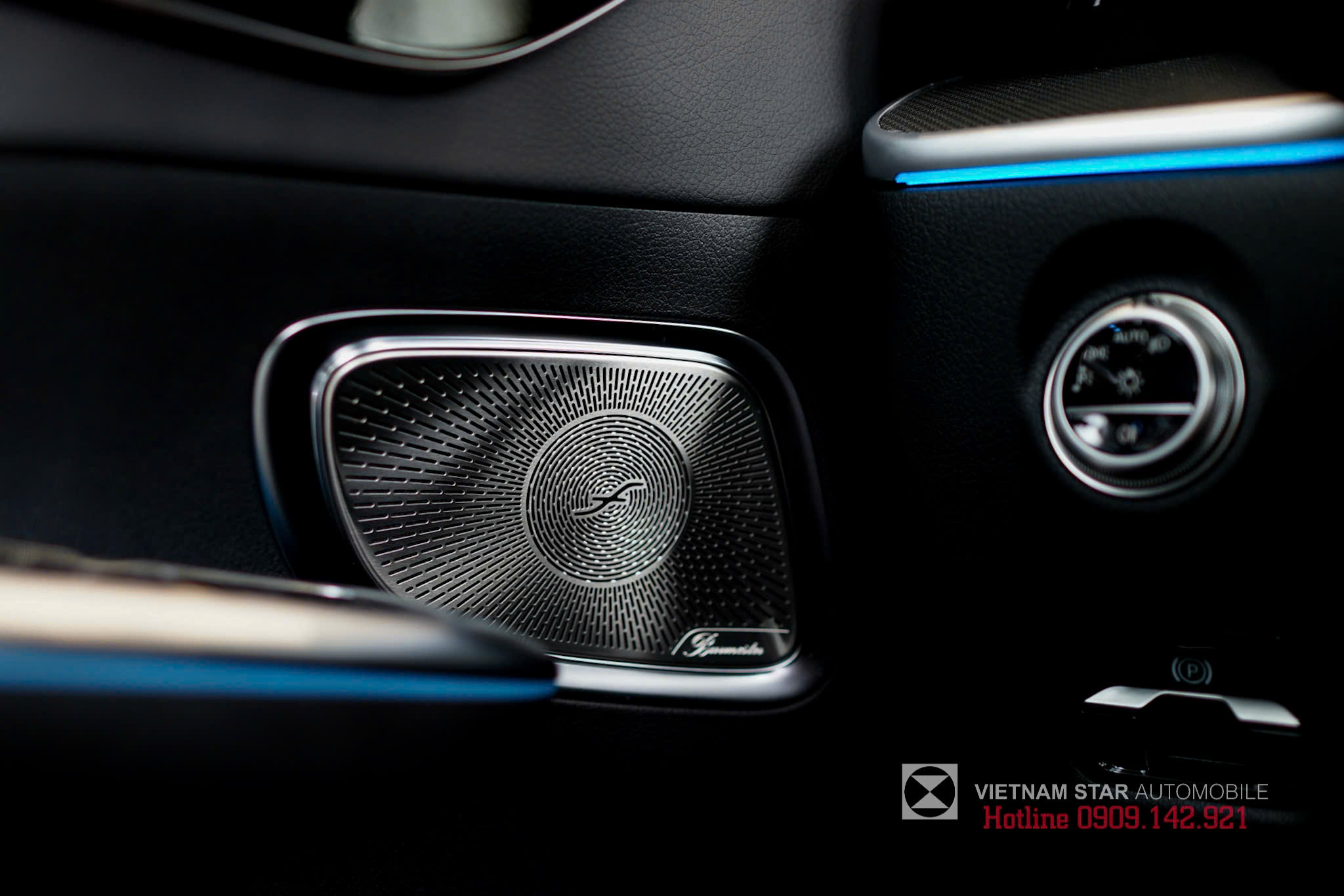 Mercedes-Benz C 300 AMG 26 Hệ thống âm thanh vòm Burmester 3D với 15 loa và công suất 710W.