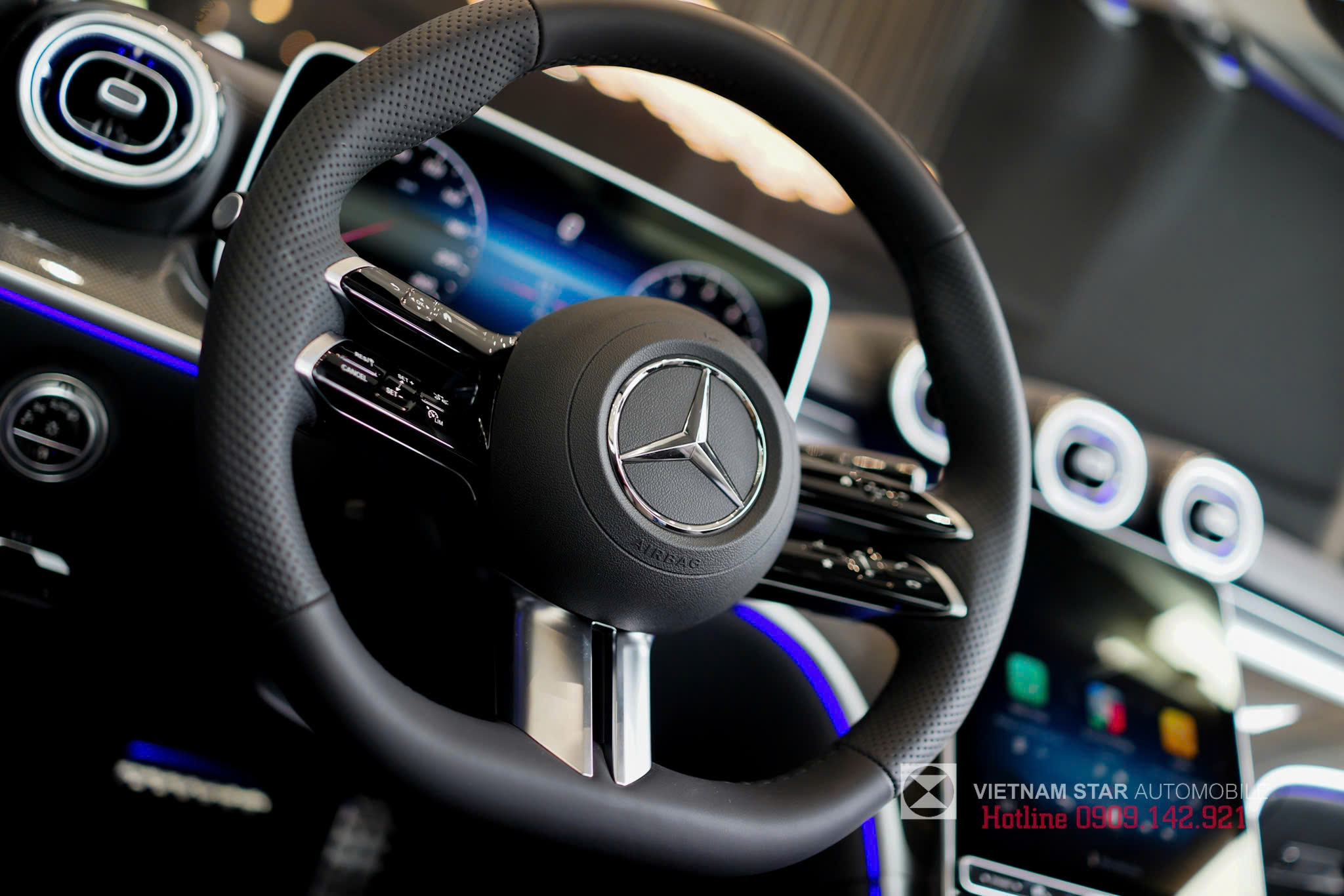 Mercedes-Benz C 300 AMG 27 Vô lăng 3 chấu bọc da Nappa thiết kế thể thao, tích hợp nút cảm ứng trên C300 AMG.