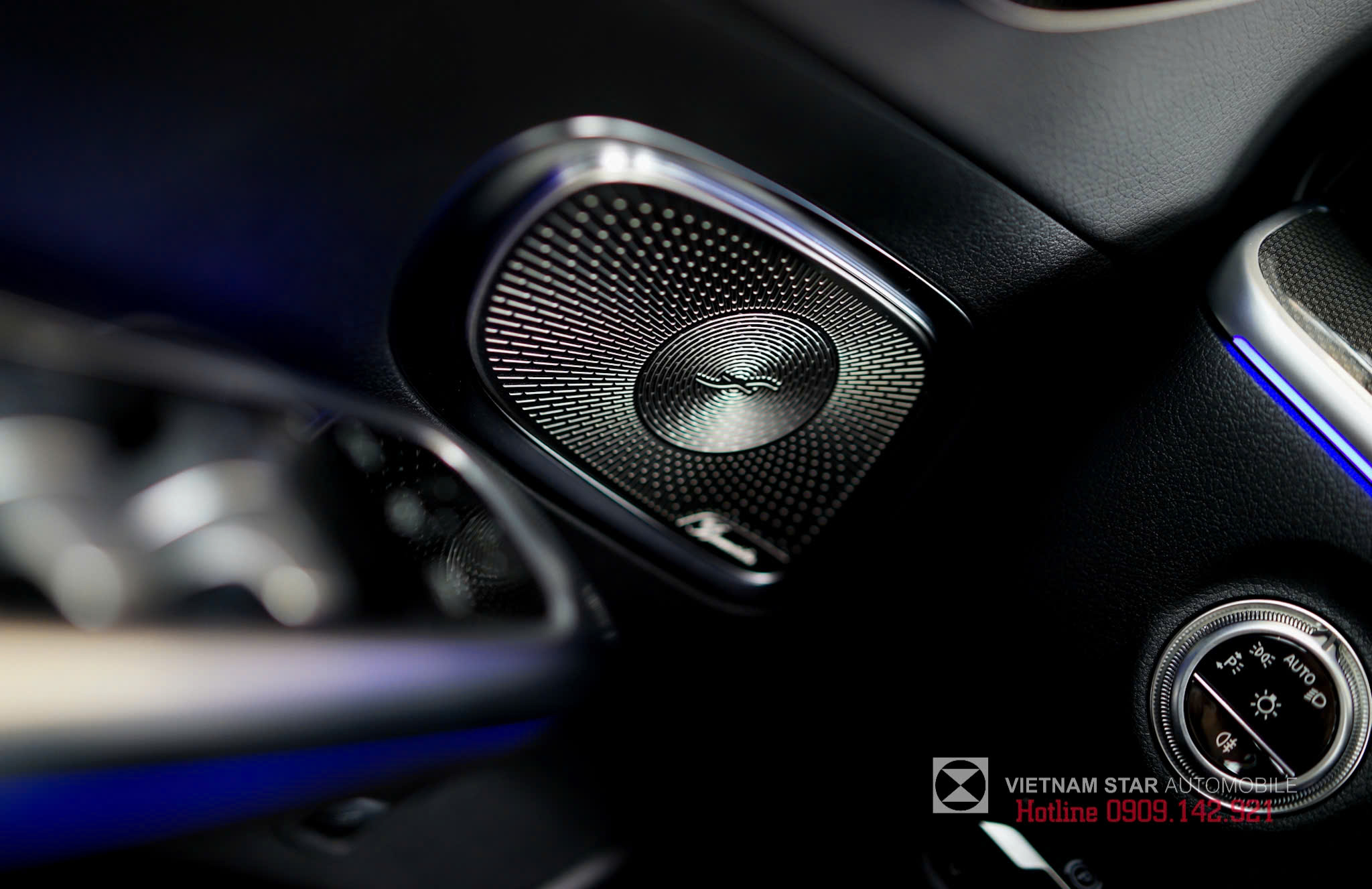 noi-that-c300-amg-mau-den-18 noi that c300 amg mau den 18