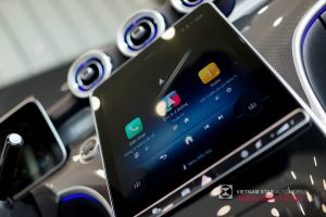 Mercedes-Benz C 300 AMG 5 Màn hình trung tâm cảm ứng 11.9 inch đặt dọc, nghiêng về người lái (MBUX).