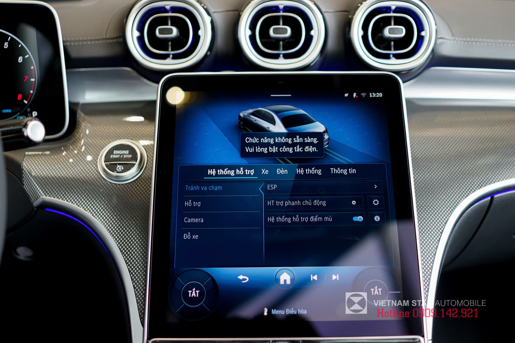 Mercedes-Benz C 300 AMG 14 Màn hình trung tâm cảm ứng 11.9 inch đặt dọc, nghiêng về người lái (MBUX).