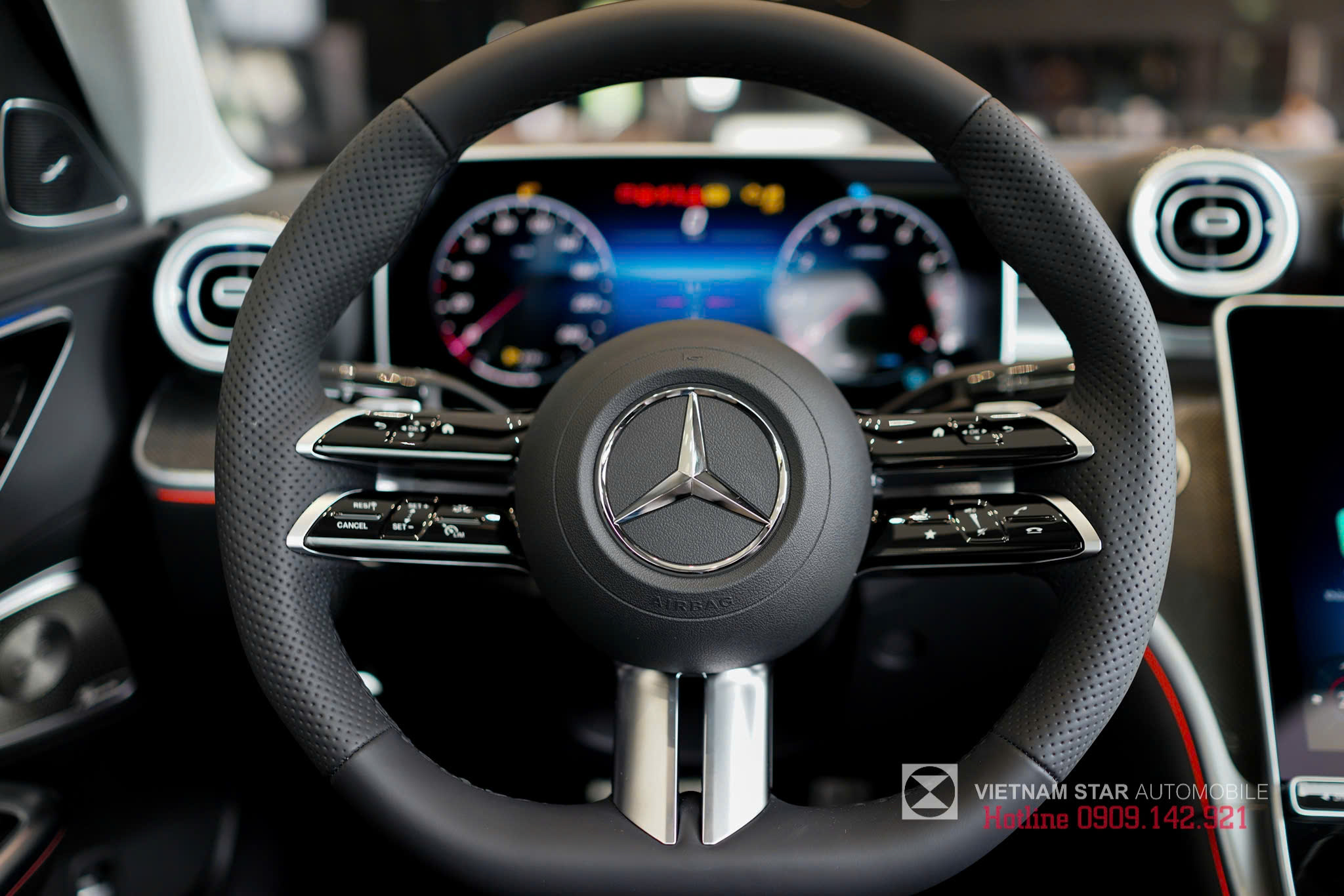 Mercedes-Benz C 300 AMG 18 Vô lăng 3 chấu bọc da Nappa thiết kế thể thao, tích hợp nút cảm ứng trên C300 AMG.