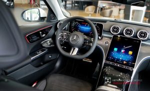 Mercedes-Benz C 300 AMG 6 Vô lăng đáy phẳng AMG bọc da Nappa, thiết kế thể thao với 2 chấu kép và các nút bấm cảm ứng.