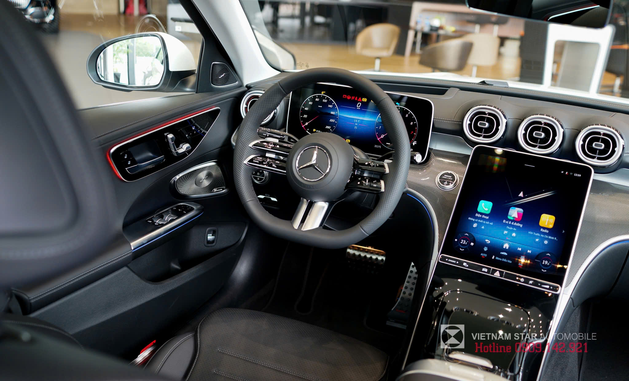 Mercedes-Benz C 300 AMG 21 Vô lăng đáy phẳng AMG bọc da Nappa, thiết kế thể thao với 2 chấu kép và các nút bấm cảm ứng.