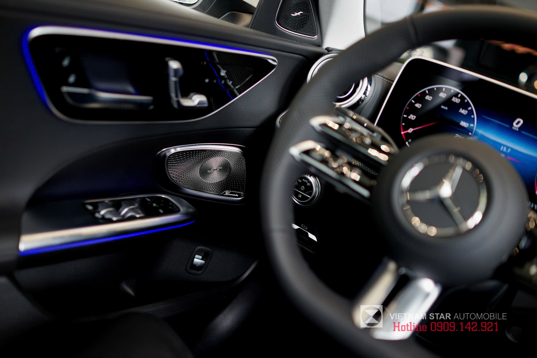 Mercedes-Benz C 300 AMG 17 Hệ thống âm thanh vòm Burmester 3D với 15 loa và công suất 710W.